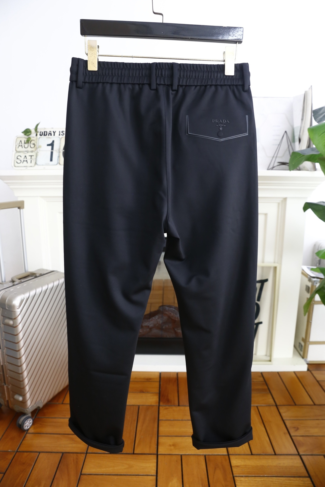 🔥普拉*/Pr*da.
早秋新款男士休闲裤！采用进口舒适面料，奢华经典品牌三角标字母LOGO设计 上身随