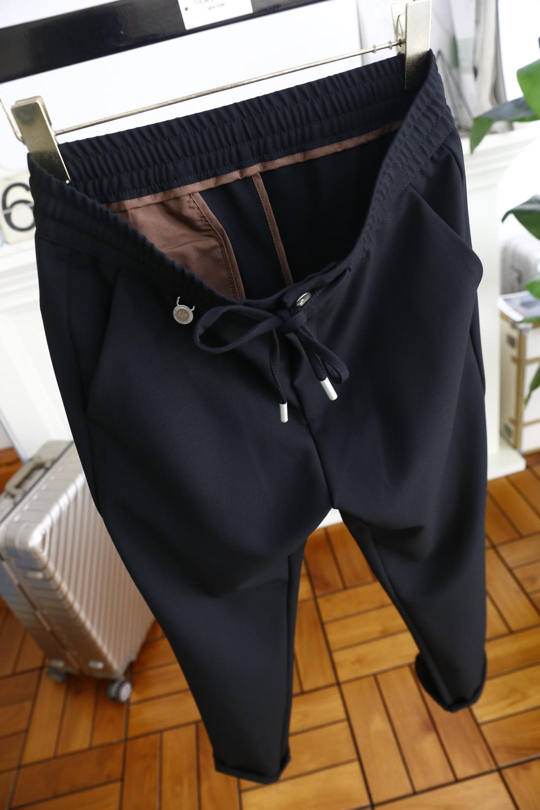 🔥lP🆕.
25早秋新款发布！lP🆕时尚男士百搭松紧腰休闲西裤！奢华品牌经典字母LOGO设计！采用舒适柔