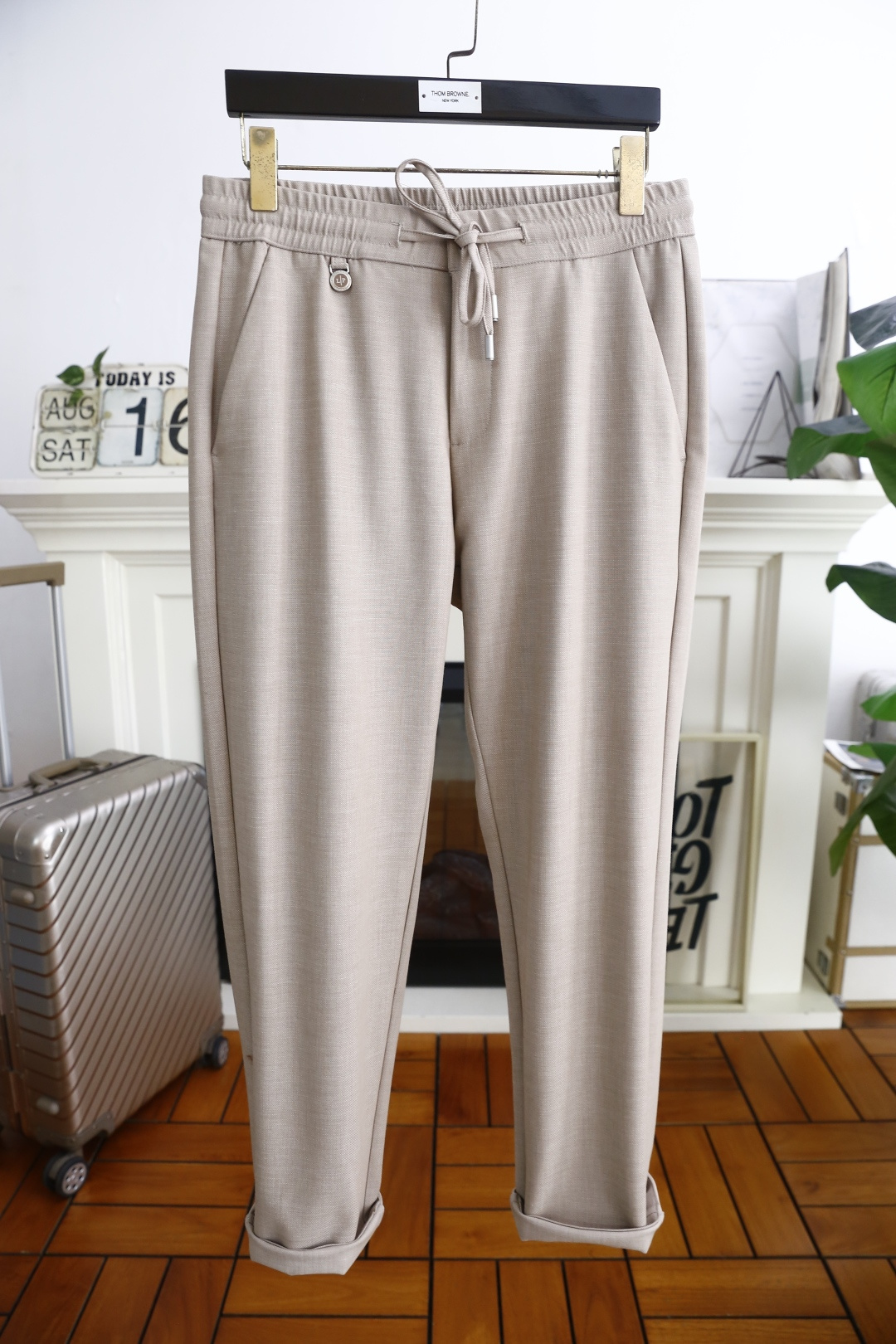 NO:514833,LP. 25 early autumn new model is released!  LP fashion men's versatile elastic waist casual trousers!  Luxury brand classic letter LOGO design!  Comfortable and soft fabric!  Fashionable and versatile style, very good on the upper body!  The two-sided wipe bags are paired with elastic waist and excellent comfort. The trendy men's must-have items for traveling!  Size 29-40, shipped the next day!  loro piana alexander wang19860909LP. 25早秋新款发布！LP时尚男士百搭松紧腰休闲西裤！奢华品牌经典字母LOGO设计！采用舒适柔软面料！时尚潮流百搭款,上身非常赞！两侧擦袋搭配松紧腰舒适感极佳潮男出行必备单品！尺码29-40,隔天出货！,,loro piana,alexander wang,Men's clothing