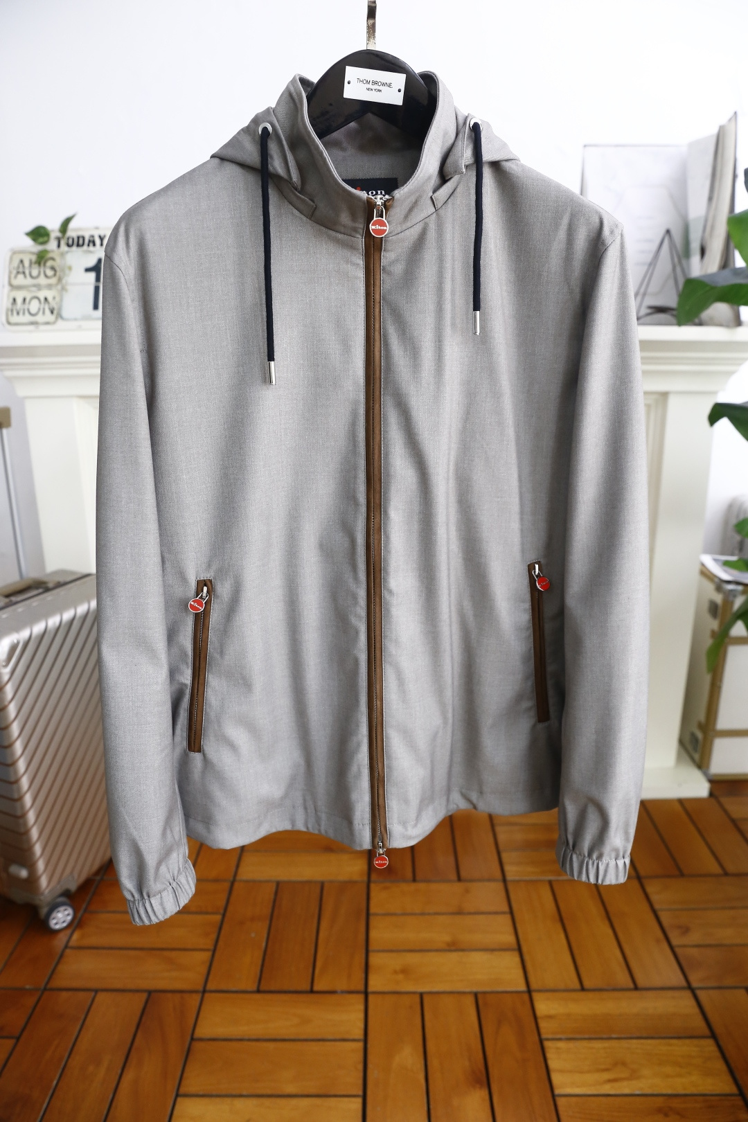 NO:513714,Kiton. 2026 autumn new fashion men's hooded jacket luxury brand classic logo design high-end customization, anyone can drive easily, using imported high-end comfortable windproof fabric, soft hand comfortable and stylish luxury fashion craft style, foreign trade company orders, domestic first-line OEM factories, customized high-density fabrics, luxurious classic designs, fashion essentials!  Complete three standards!  Highly recommended to purchase!  Counter size M-3XL, shipped the next day!  ,,jackets & coats,hats,alexander wang19860909kiton. 2026秋季新款时尚男士连帽夹克奢华品牌经典logo设计高级定制 任何人都可以轻松驾驶 采用进口高档舒适防风面料 手软舒适有型奢华时尚工艺款式,外贸公司订单,国内一线代工厂出品,订制高密度面料,奢华经典设计,时尚必备单品！三标齐全！强烈推荐购入！专柜尺码M-3XL,隔天出货！,,jackets & coats,hats,alexander wang,Men's clothing