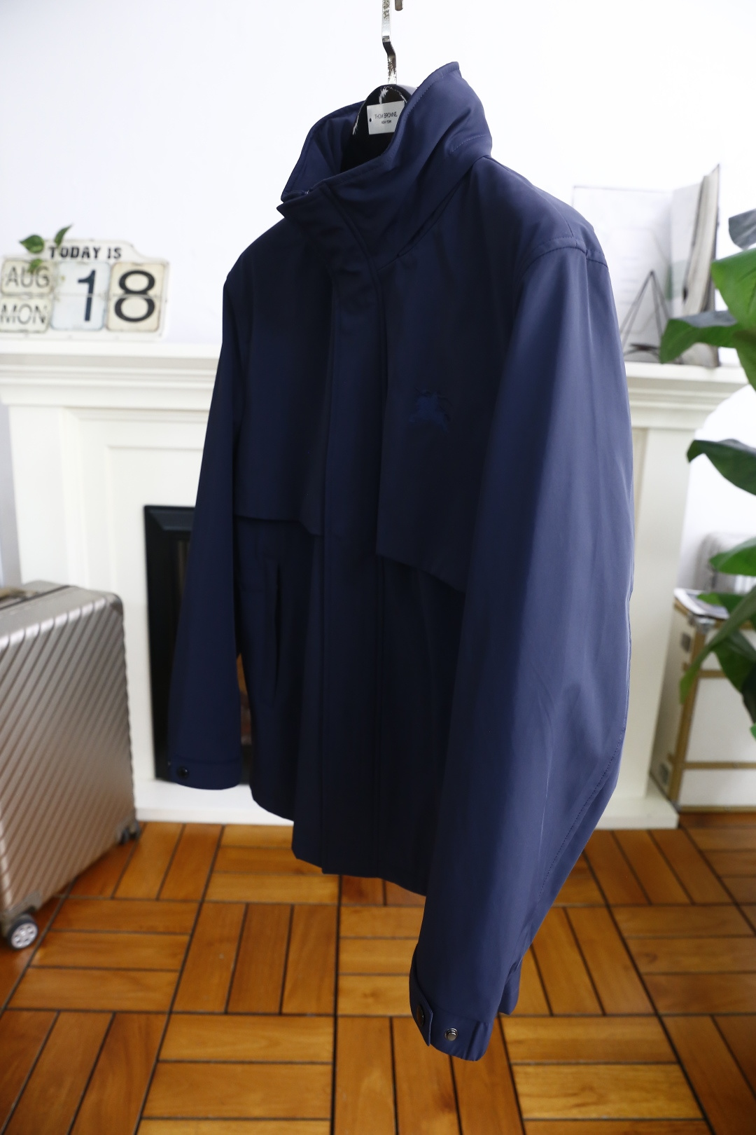 🔥巴宝丽/Burbe*ry.
秋季新品连帽中长款夹克外套，胸前奢华品牌战马LOGO搭配📸高端时尚的设计理