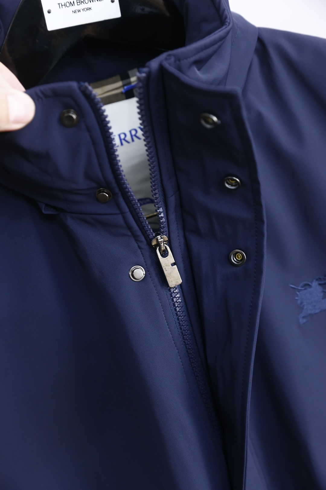 🔥巴宝丽/Burbe*ry.
秋季新品连帽中长款夹克外套，胸前奢华品牌战马LOGO搭配📸高端时尚的设计理