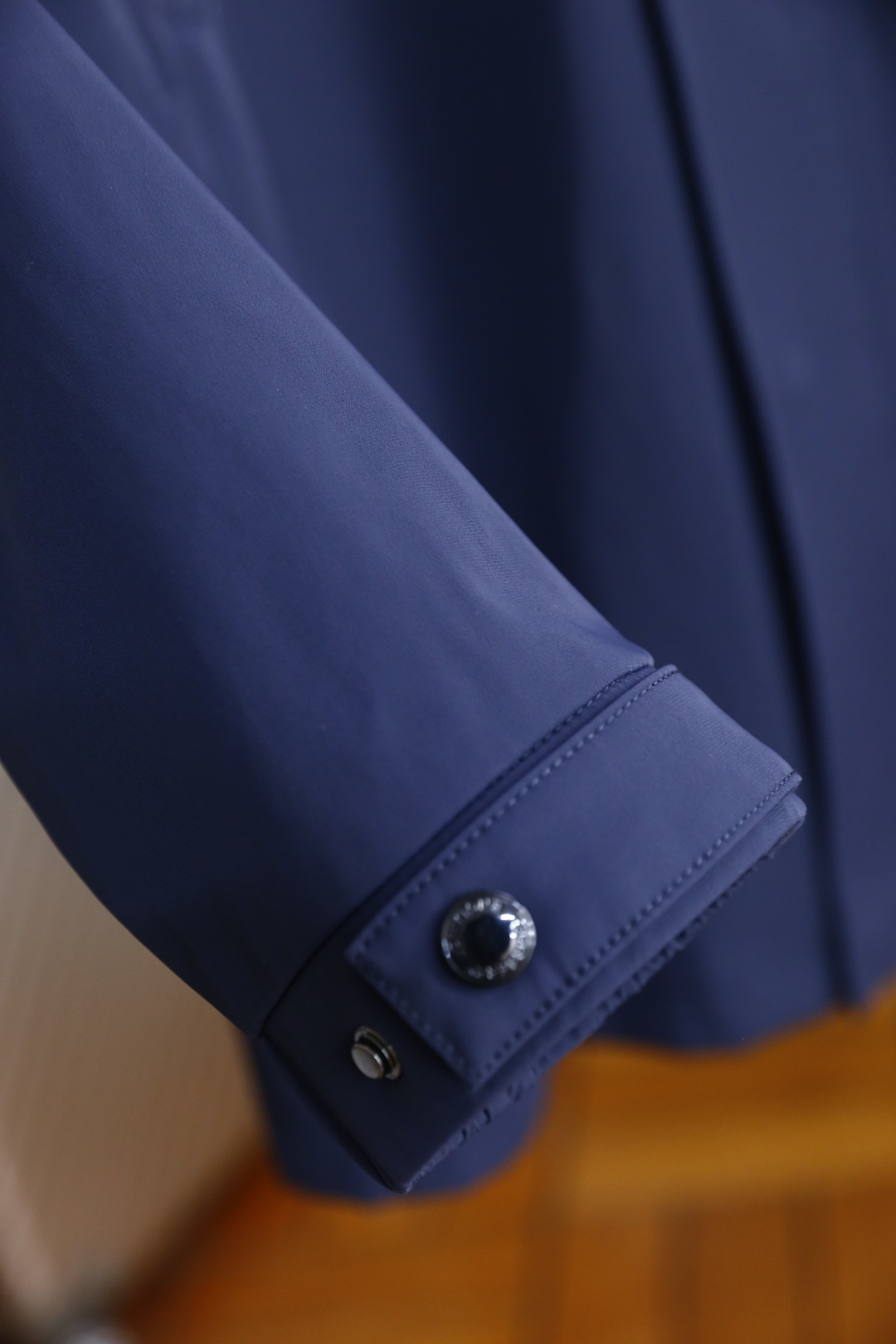 🔥巴宝丽/Burbe*ry.
秋季新品连帽中长款夹克外套，胸前奢华品牌战马LOGO搭配📸高端时尚的设计理