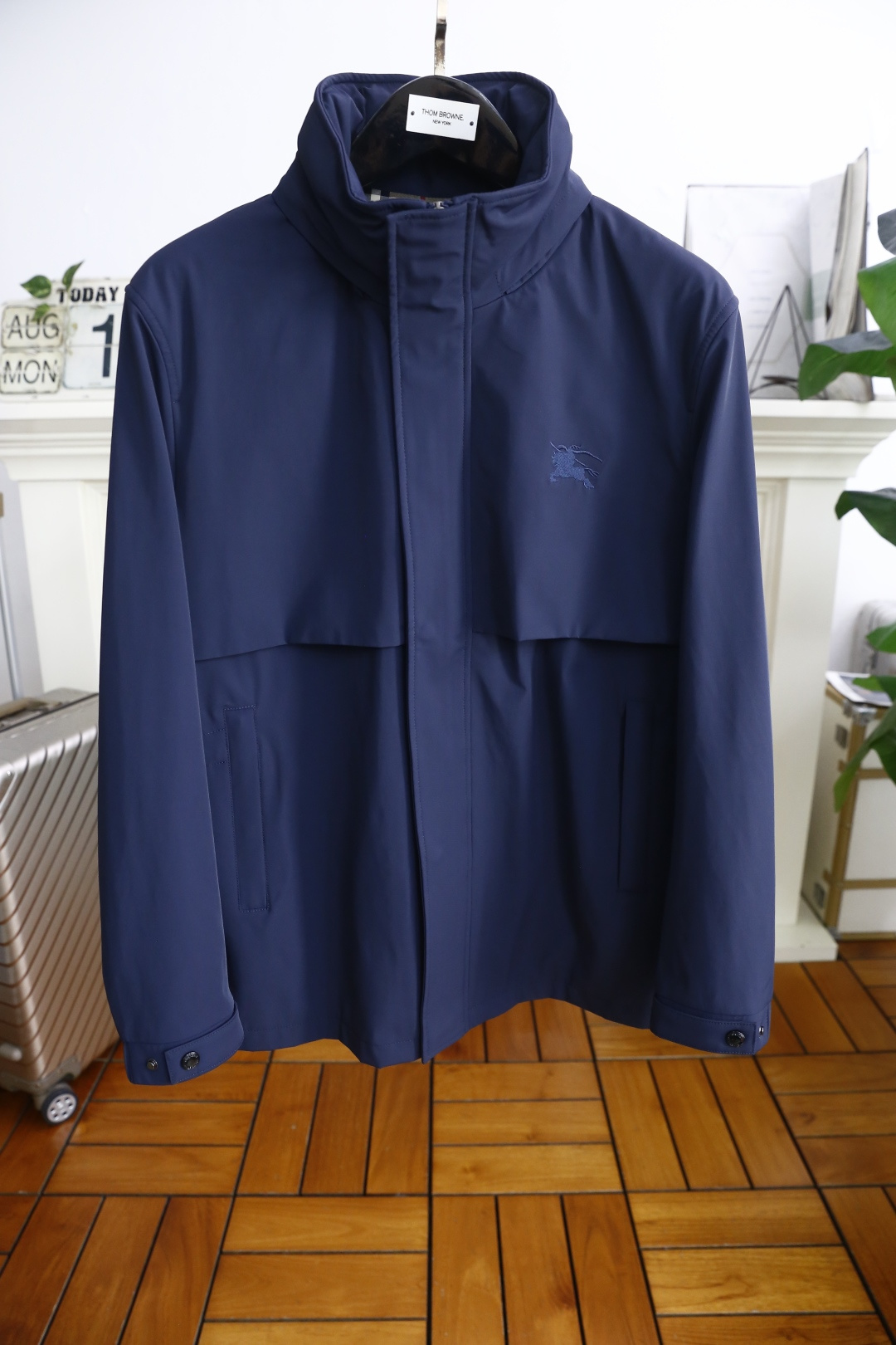 NO:513708,Burbe*ry. 2026 autumn new hooded mid-length jacket, luxury brand Zhanma LOGO on the chest, high-end and fashionable design concept, using imported custom fabrics, super genuine style, and the upper body effect is super good!  Simple and fashionable three-dimensional cutting, unique craftsmanship, produced by the original single OEM factory; the upper body effect is excellent, showing confidence and temperament; all the details show perfect quality, and it is another fashionable start to counter size M-3XL, shipped the next day!  ,burberry,burberry,jackets & coats,jackets & coats,hats,alexander wang19860909巴宝丽/Burbe*ry. 2026秋季新品连帽中长款夹克外套,胸前奢华品牌战马LOGO搭配高端时尚的设计理念 采用进口定制面料,超正版型 上身效果超好！简约时尚的三维裁剪,工艺独特,原单代工厂出品；上身效果极佳,彰显自信气质；所有细微处尽情展现完美品质拥有,便是另一种时尚的开始专柜尺码M-3XL,隔天出货！,,burberry,burberry,jackets & coats,jackets & coats,hats,alexander wang,Men's clothing