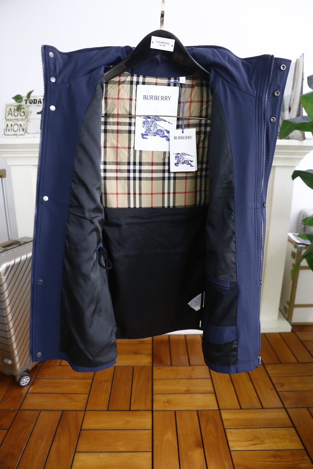 🔥巴宝丽/Burbe*ry.
秋季新品连帽中长款夹克外套，胸前奢华品牌战马LOGO搭配📸高端时尚的设计理