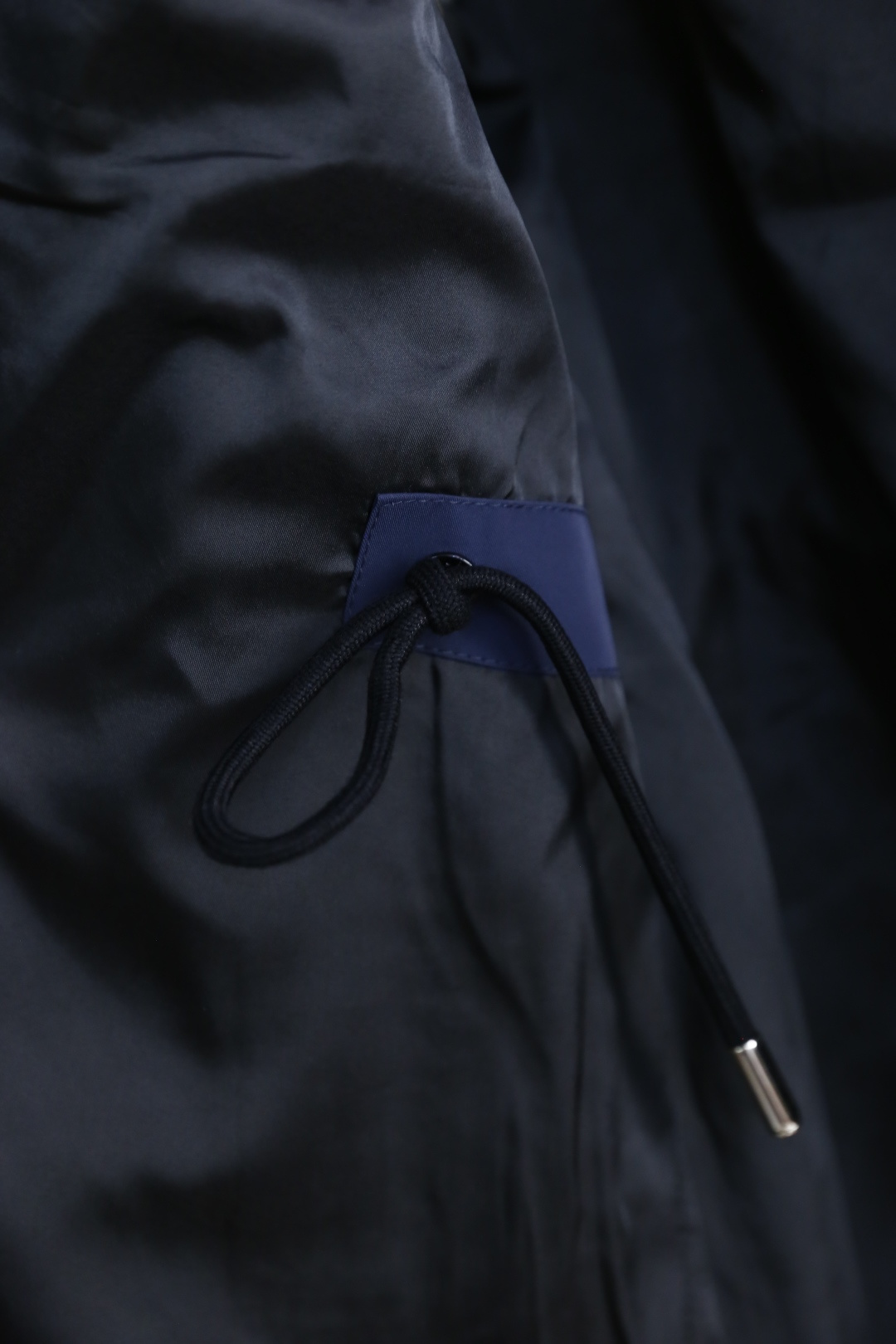 🔥巴宝丽/Burbe*ry.
秋季新品连帽中长款夹克外套，胸前奢华品牌战马LOGO搭配📸高端时尚的设计理