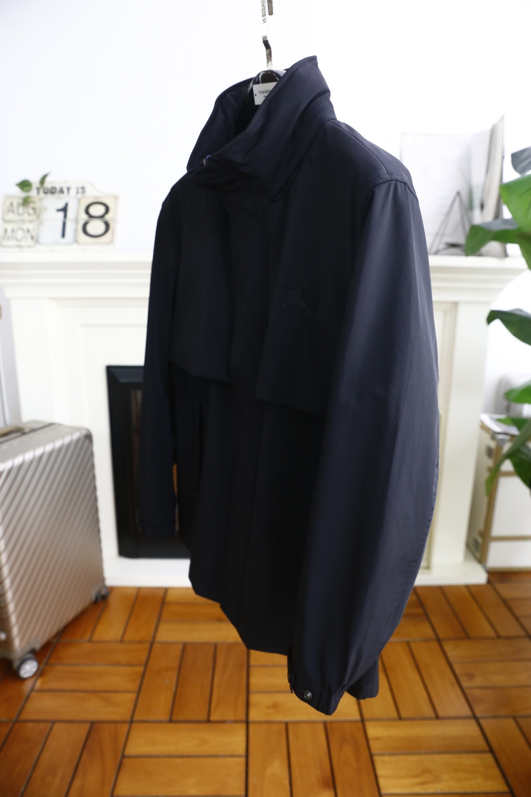 🔥巴宝丽/Burbe*ry.
秋季新品连帽中长款夹克外套，胸前奢华品牌战马LOGO搭配📸高端时尚的设计理