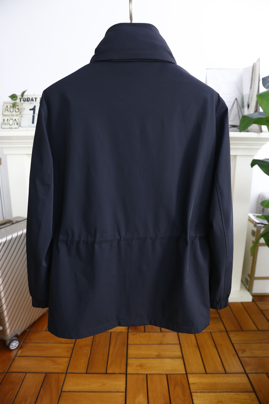 🔥巴宝丽/Burbe*ry.
秋季新品连帽中长款夹克外套，胸前奢华品牌战马LOGO搭配📸高端时尚的设计理