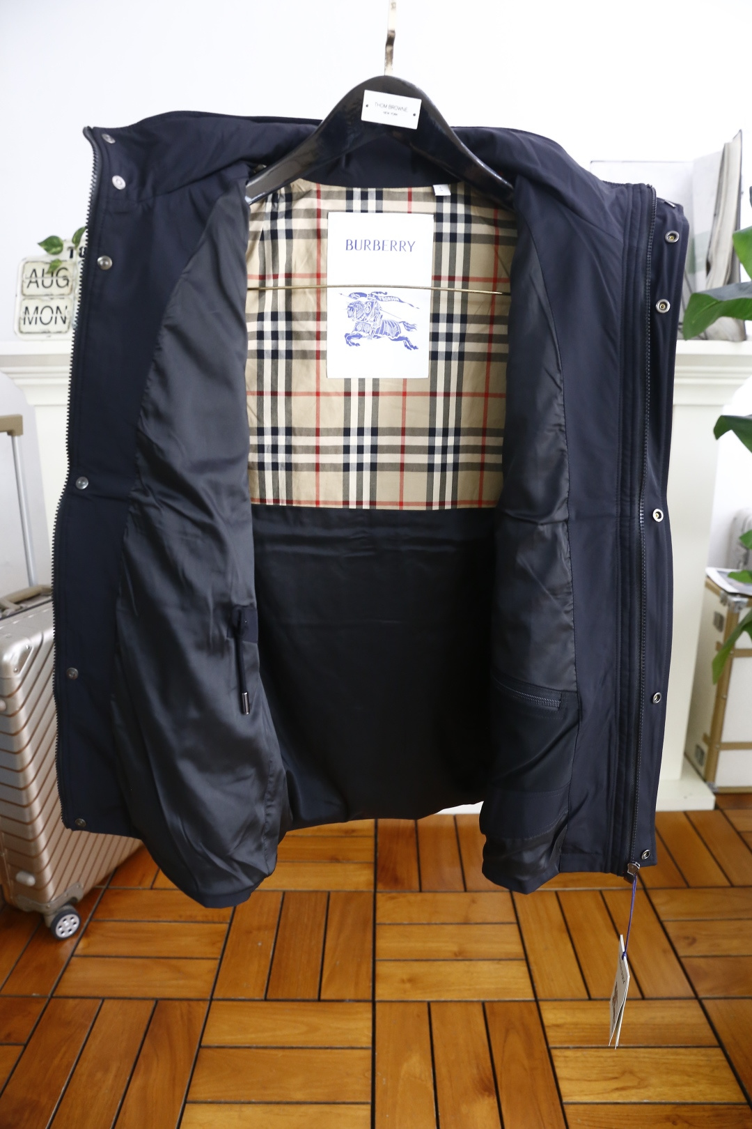 🔥巴宝丽/Burbe*ry.
秋季新品连帽中长款夹克外套，胸前奢华品牌战马LOGO搭配📸高端时尚的设计理