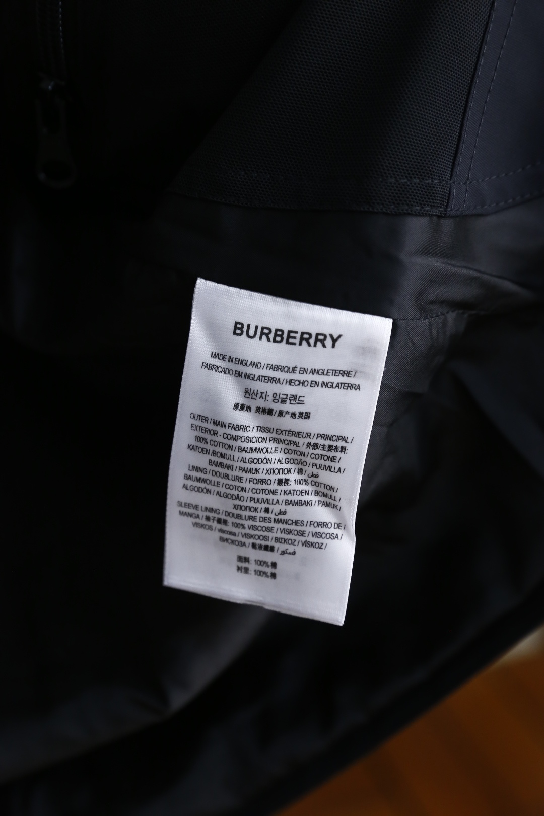 🔥巴宝丽/Burbe*ry.
秋季新品连帽中长款夹克外套，胸前奢华品牌战马LOGO搭配📸高端时尚的设计理