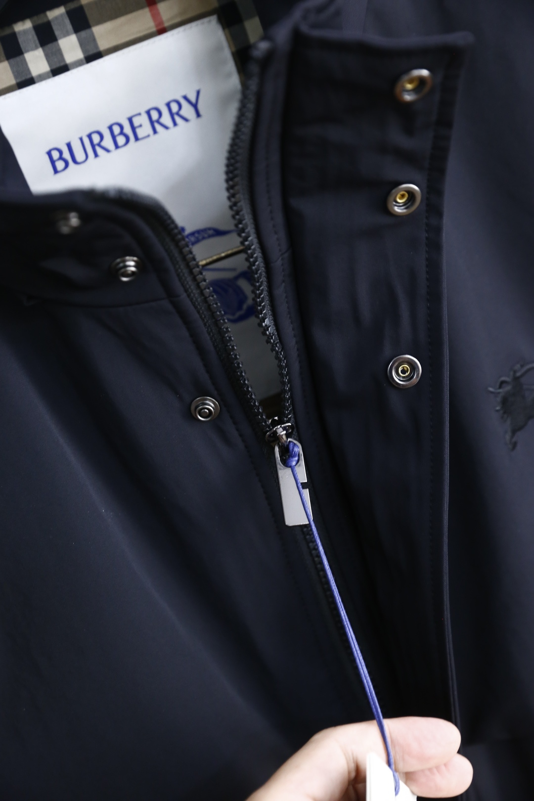 🔥巴宝丽/Burbe*ry.
秋季新品连帽中长款夹克外套，胸前奢华品牌战马LOGO搭配📸高端时尚的设计理