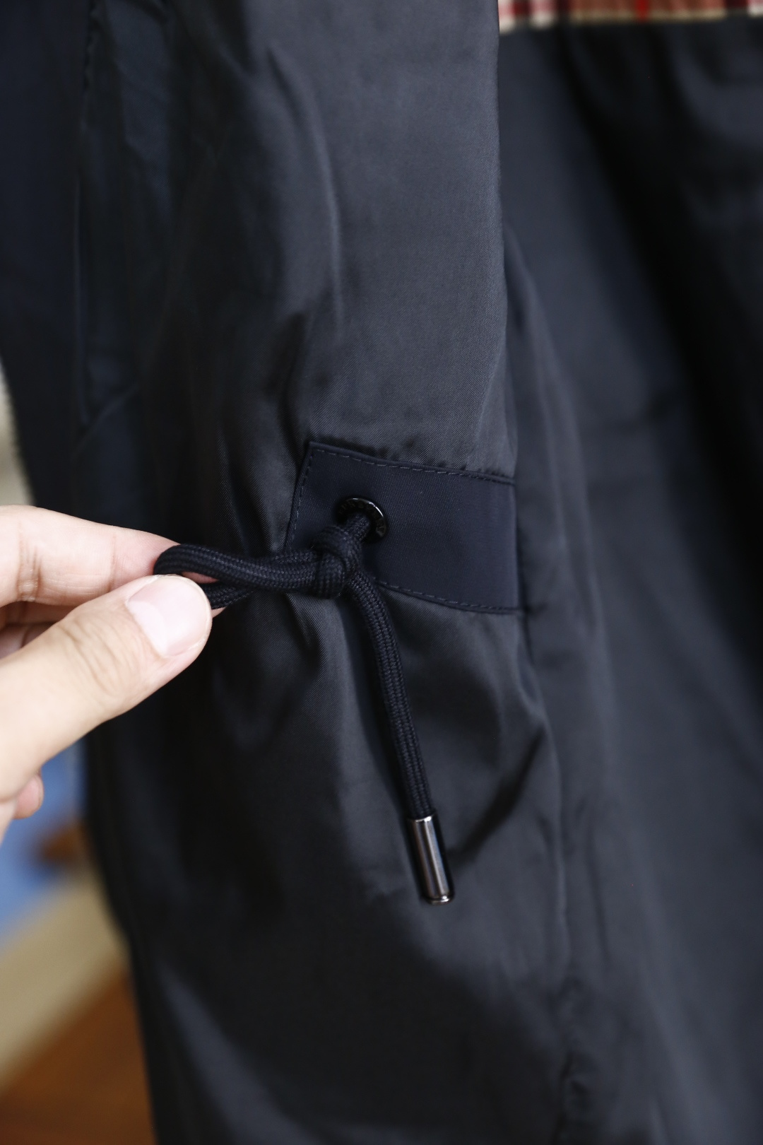 🔥巴宝丽/Burbe*ry.
秋季新品连帽中长款夹克外套，胸前奢华品牌战马LOGO搭配📸高端时尚的设计理