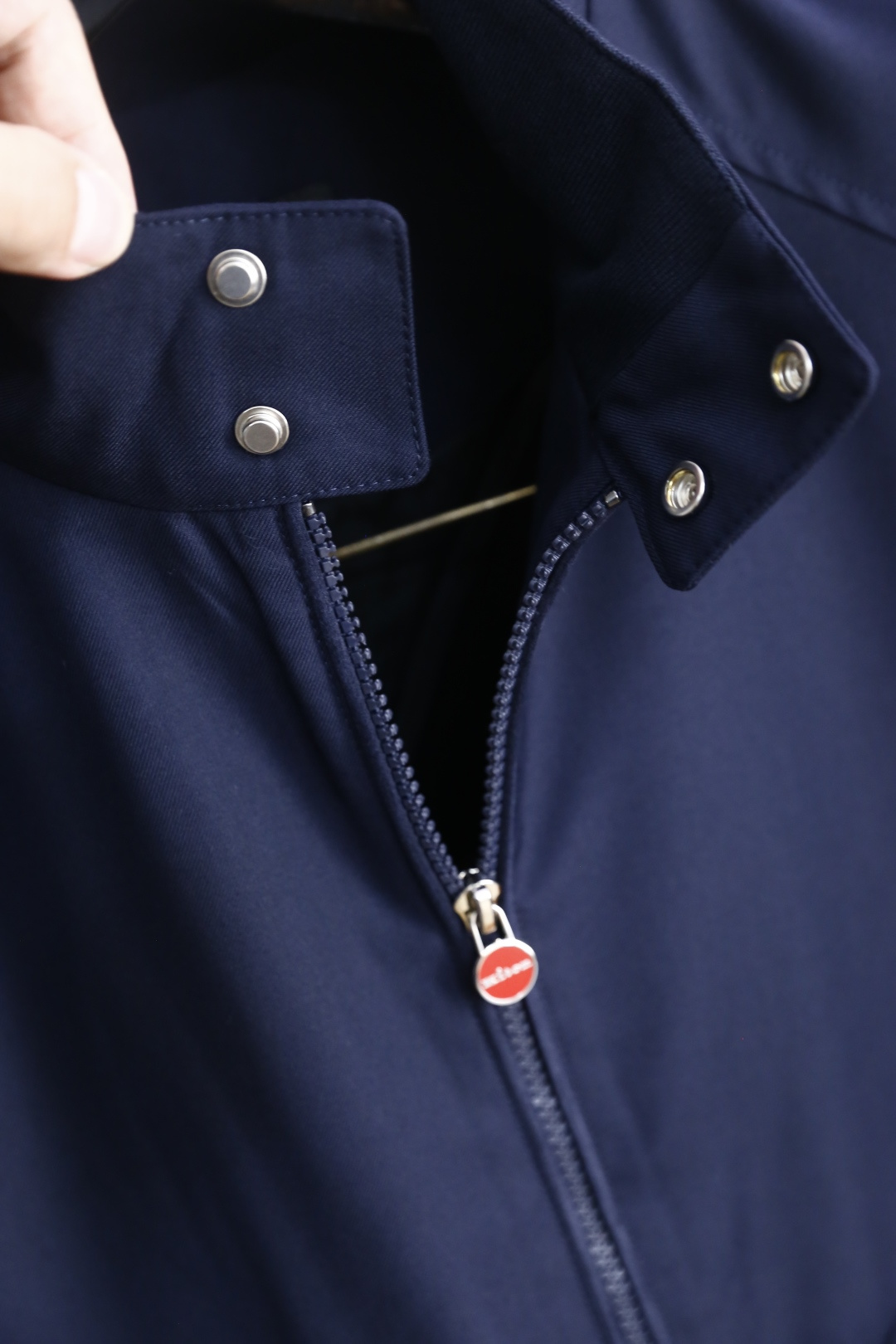 🔥kiton.
秋季新品！时尚男士立领拉链夹克！舒适百搭，人气极高的一款单品！三标齐全！奢华经典品牌字母