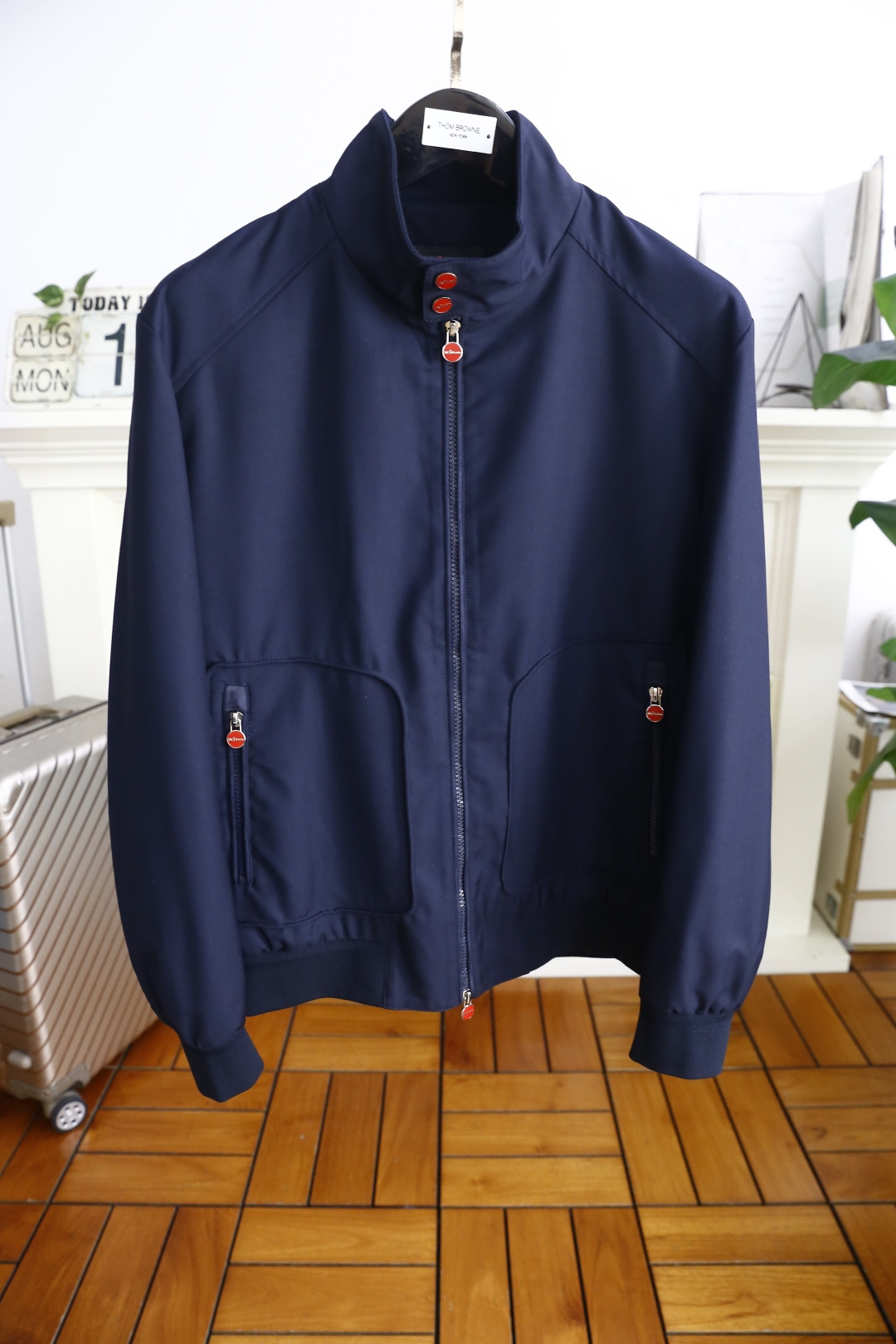 NO:513711,Kiton. 2026 autumn new product!  Fashionable men's stand-up collar zipper jacket!  Comfortable and versatile, extremely popular item!  Complete three standards!  The luxury classic brand letter LOGO is paired with comfortable windproof fabric and high-weight material. It has a very delicate texture and exquisite detailing and exquisite craftsmanship. The auxiliary materials are all supplied by foreign merchants. It is a single item with extremely high shaping. The shape on the street is absolutely eye-catching, and it is an excellent equipment that can be selected from thousands of people!  Counter size M-3XL, shipped the next day!  ,,jackets & coats,alexander wang19860909kiton. 2026秋季新品！时尚男士立领拉链夹克！舒适百搭,人气极高的一款单品！三标齐全！奢华经典品牌字母LOGO搭配采用舒适防风面料高克重材质,质感非常细腻,细节工艺精湛考究,辅料皆为外商客供,塑造性极高的一款单品,出街造型绝对招眼吸睛,万里挑一的绝佳装备！专柜尺码M-3XL,隔天出货！,,jackets & coats,alexander wang,Men's clothing