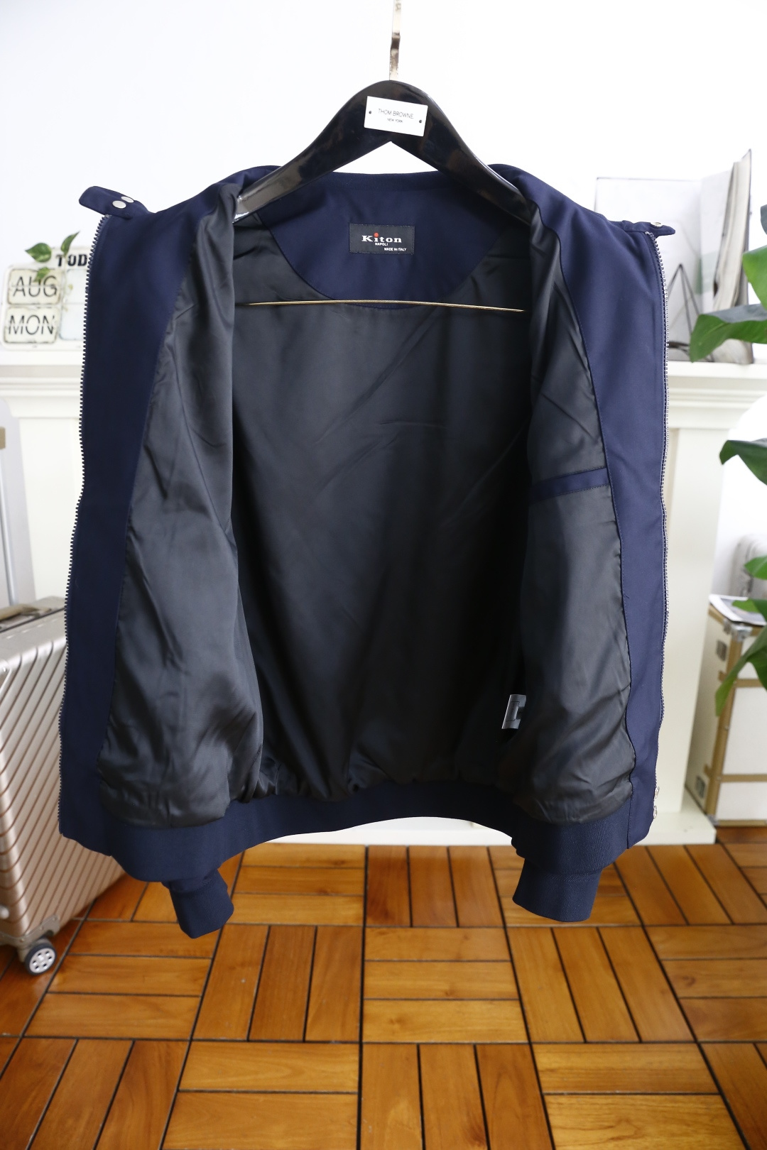 🔥kiton.
秋季新品！时尚男士立领拉链夹克！舒适百搭，人气极高的一款单品！三标齐全！奢华经典品牌字母