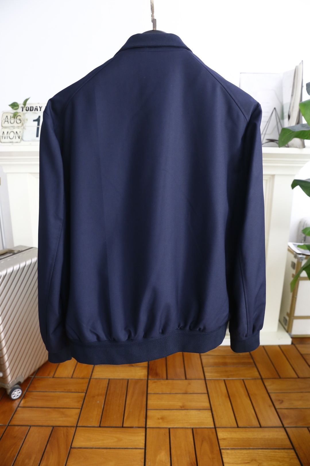 🔥kiton.
秋季新品！时尚男士立领拉链夹克！舒适百搭，人气极高的一款单品！三标齐全！奢华经典品牌字母