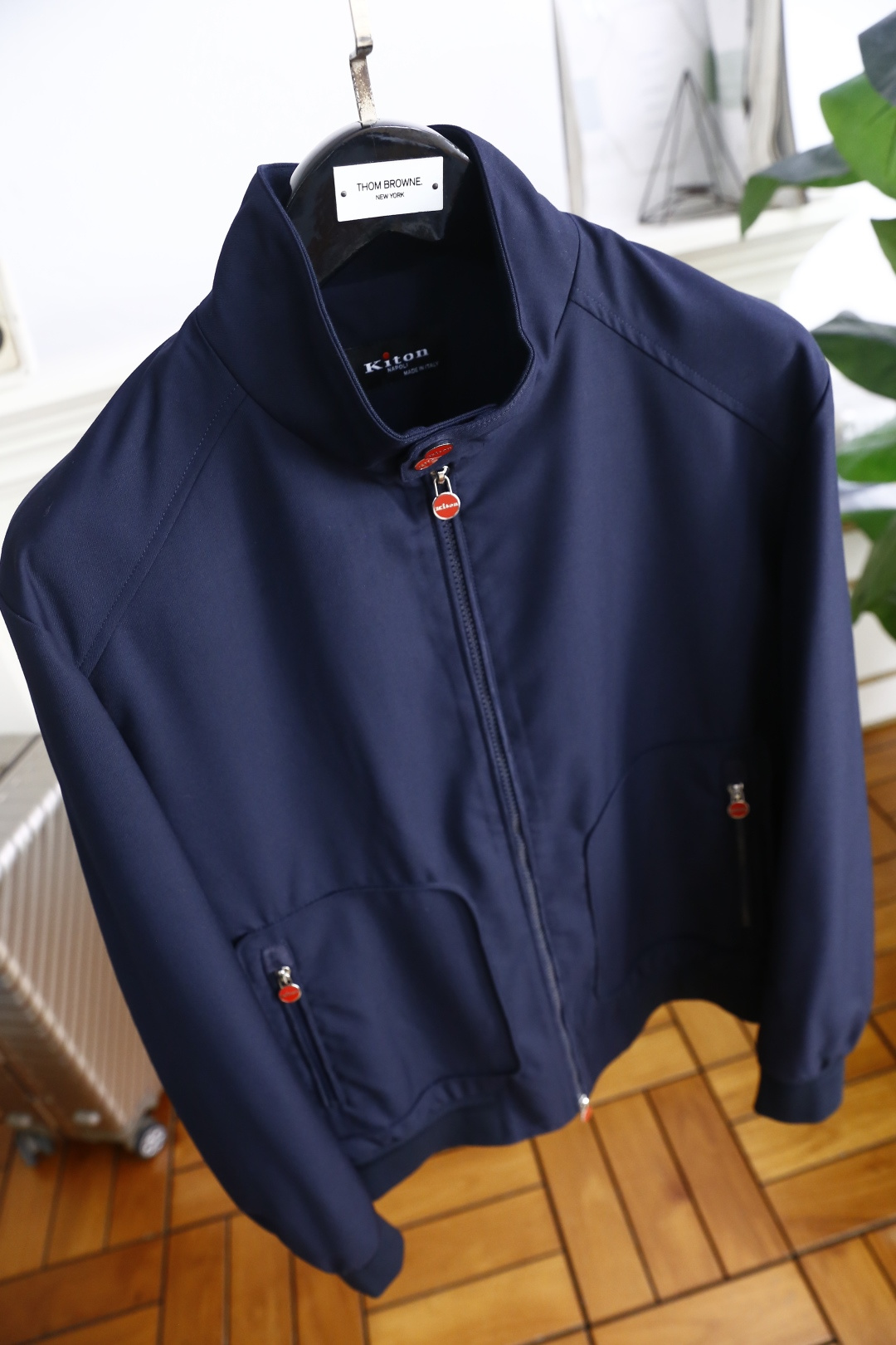 🔥kiton.
秋季新品！时尚男士立领拉链夹克！舒适百搭，人气极高的一款单品！三标齐全！奢华经典品牌字母