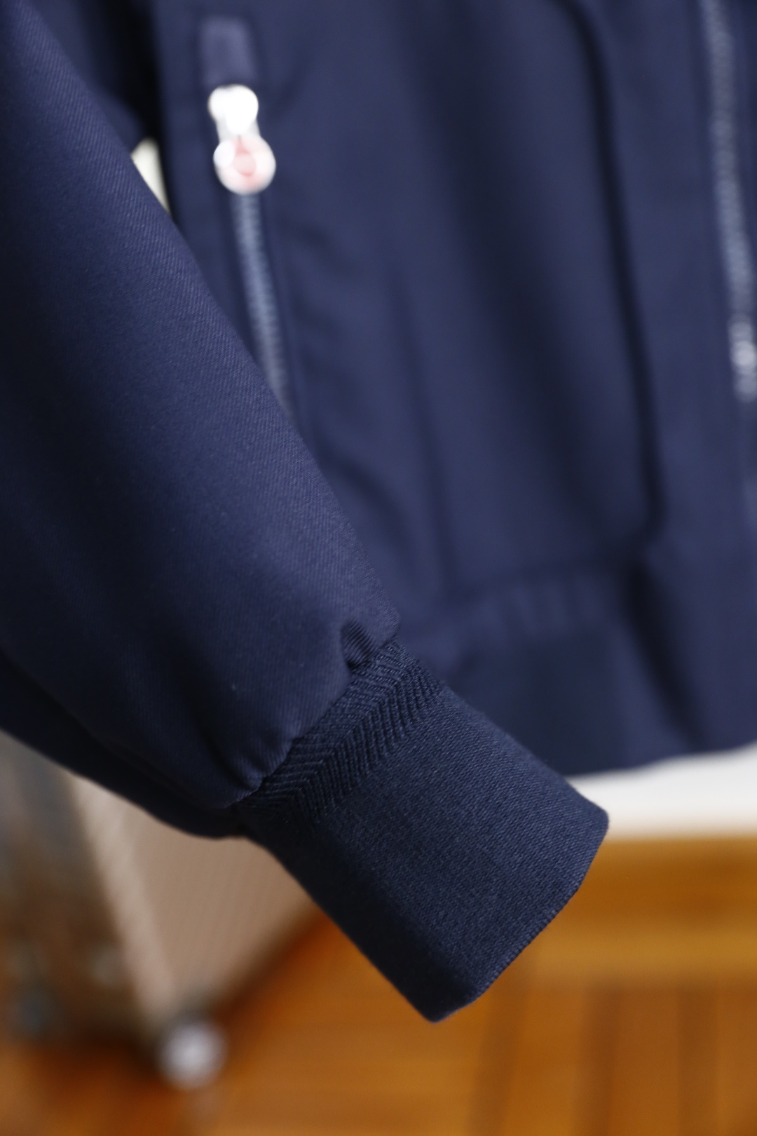 🔥kiton.
秋季新品！时尚男士立领拉链夹克！舒适百搭，人气极高的一款单品！三标齐全！奢华经典品牌字母