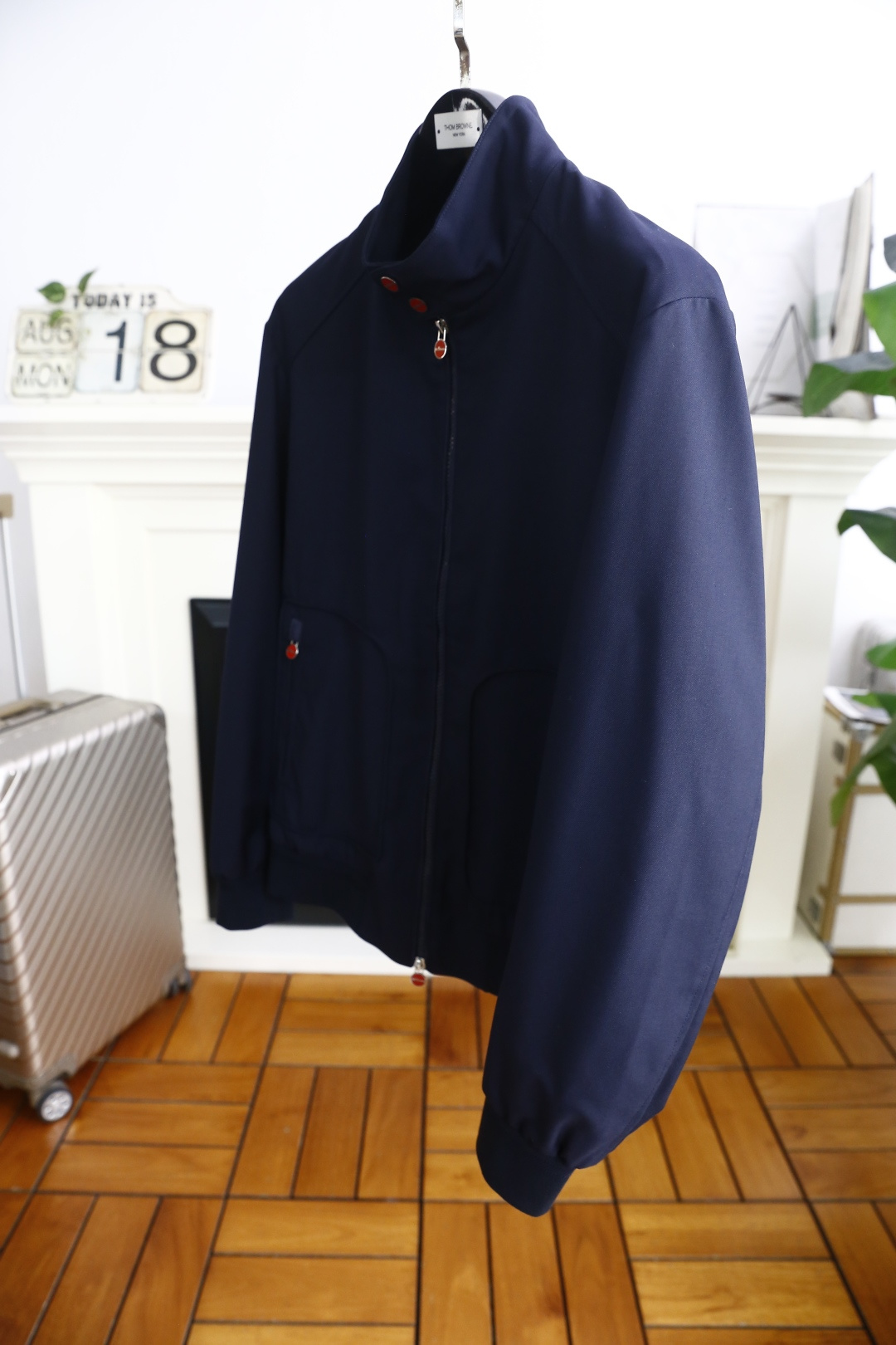 🔥kiton.
秋季新品！时尚男士立领拉链夹克！舒适百搭，人气极高的一款单品！三标齐全！奢华经典品牌字母