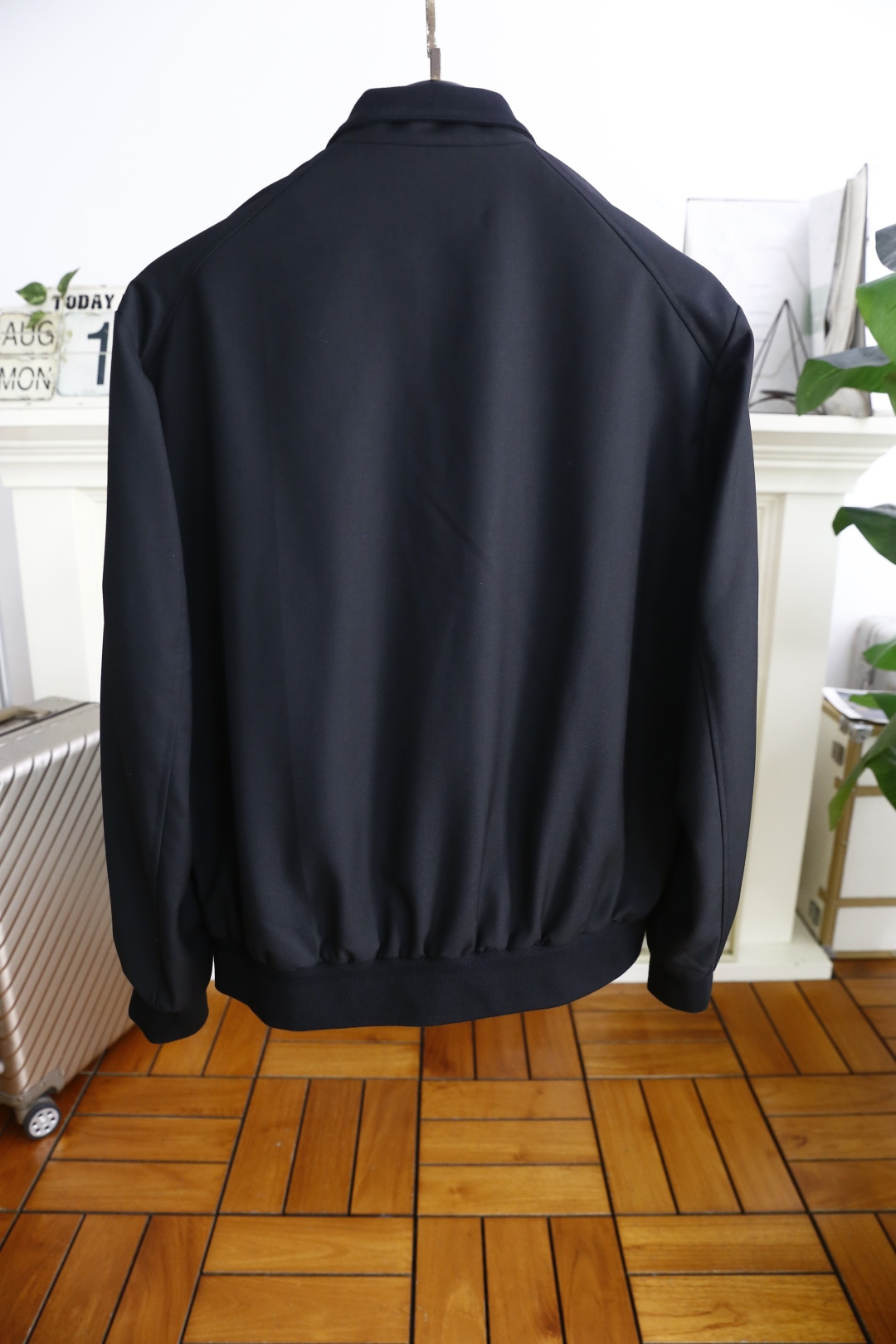 🔥kiton.
秋季新品！时尚男士立领拉链夹克！舒适百搭，人气极高的一款单品！三标齐全！奢华经典品牌字母