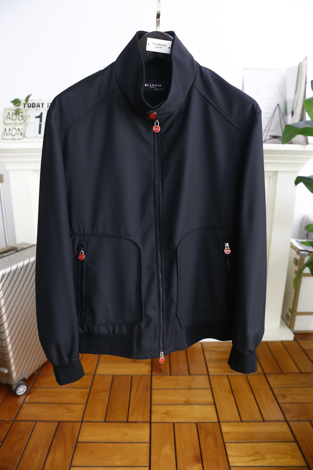 🔥kiton.
秋季新品！时尚男士立领拉链夹克！舒适百搭，人气极高的一款单品！三标齐全！奢华经典品牌字母