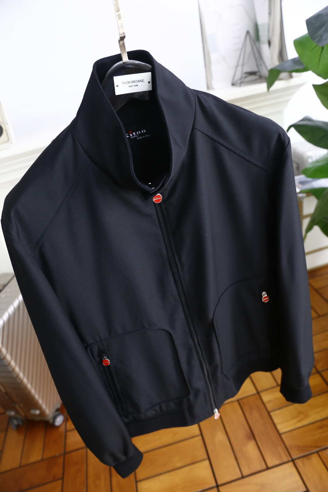 🔥kiton.
秋季新品！时尚男士立领拉链夹克！舒适百搭，人气极高的一款单品！三标齐全！奢华经典品牌字母