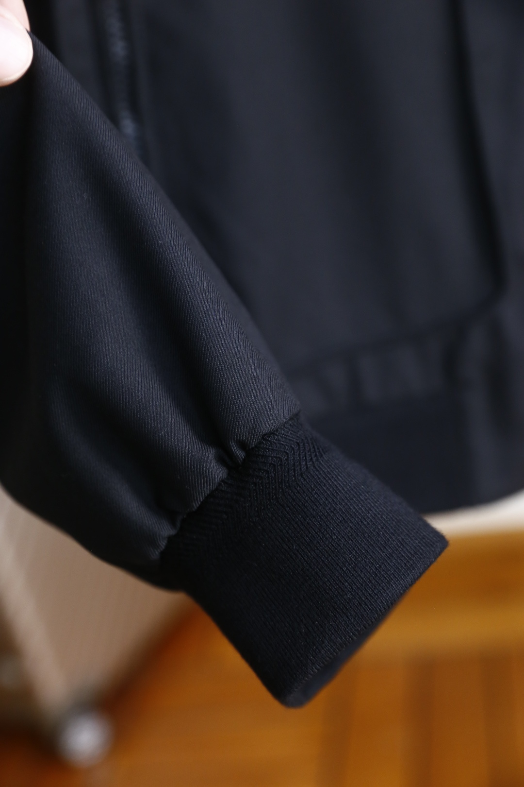 🔥kiton.
秋季新品！时尚男士立领拉链夹克！舒适百搭，人气极高的一款单品！三标齐全！奢华经典品牌字母