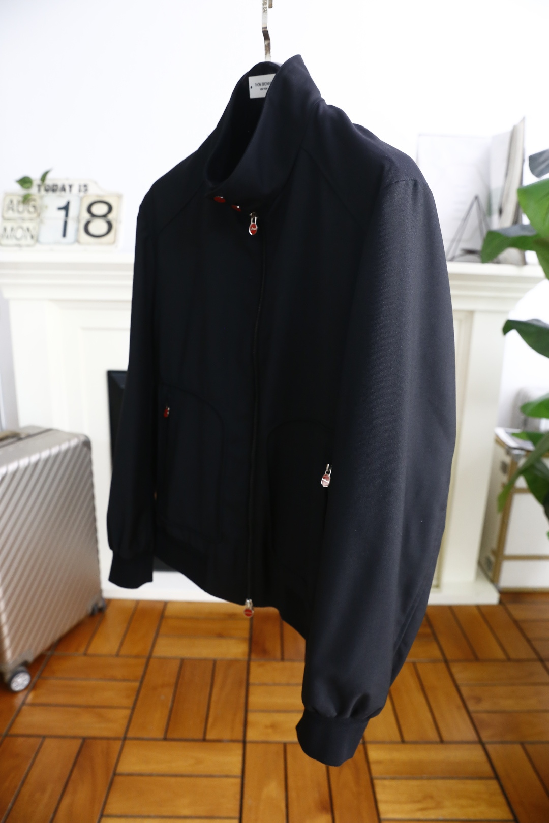 🔥kiton.
秋季新品！时尚男士立领拉链夹克！舒适百搭，人气极高的一款单品！三标齐全！奢华经典品牌字母