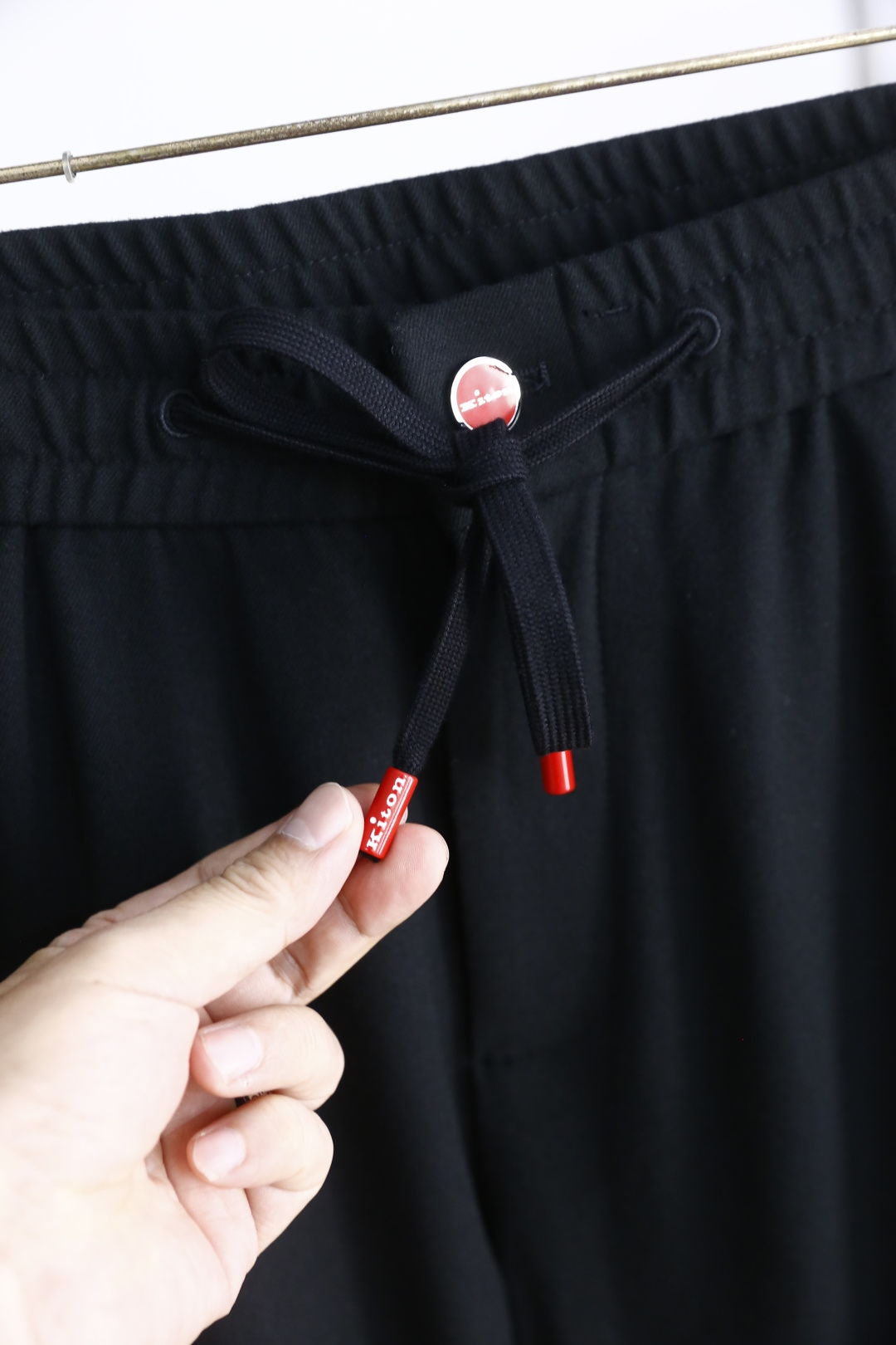 🔥kiton.
秋季新品🆕男士时尚百搭休闲裤！采用进口舒适羊毛混纺面料，奢华经典品牌LOGO设计 上身随