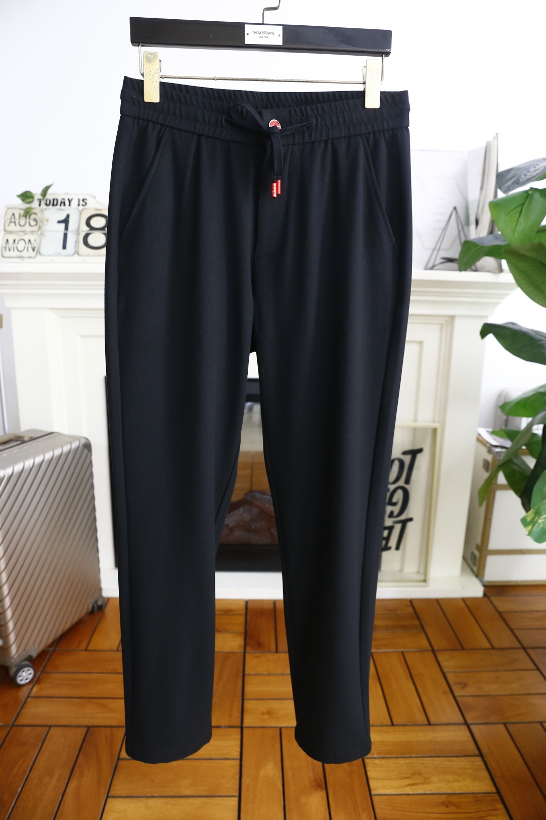 🔥kiton.
秋季新品🆕男士时尚百搭休闲裤！采用进口舒适羊毛混纺面料，奢华经典品牌LOGO设计 上身随