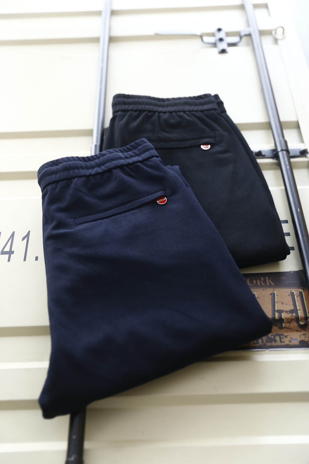 🔥kiton.
秋季新品🆕男士时尚百搭休闲裤！采用进口舒适羊毛混纺面料，奢华经典品牌LOGO设计 上身随