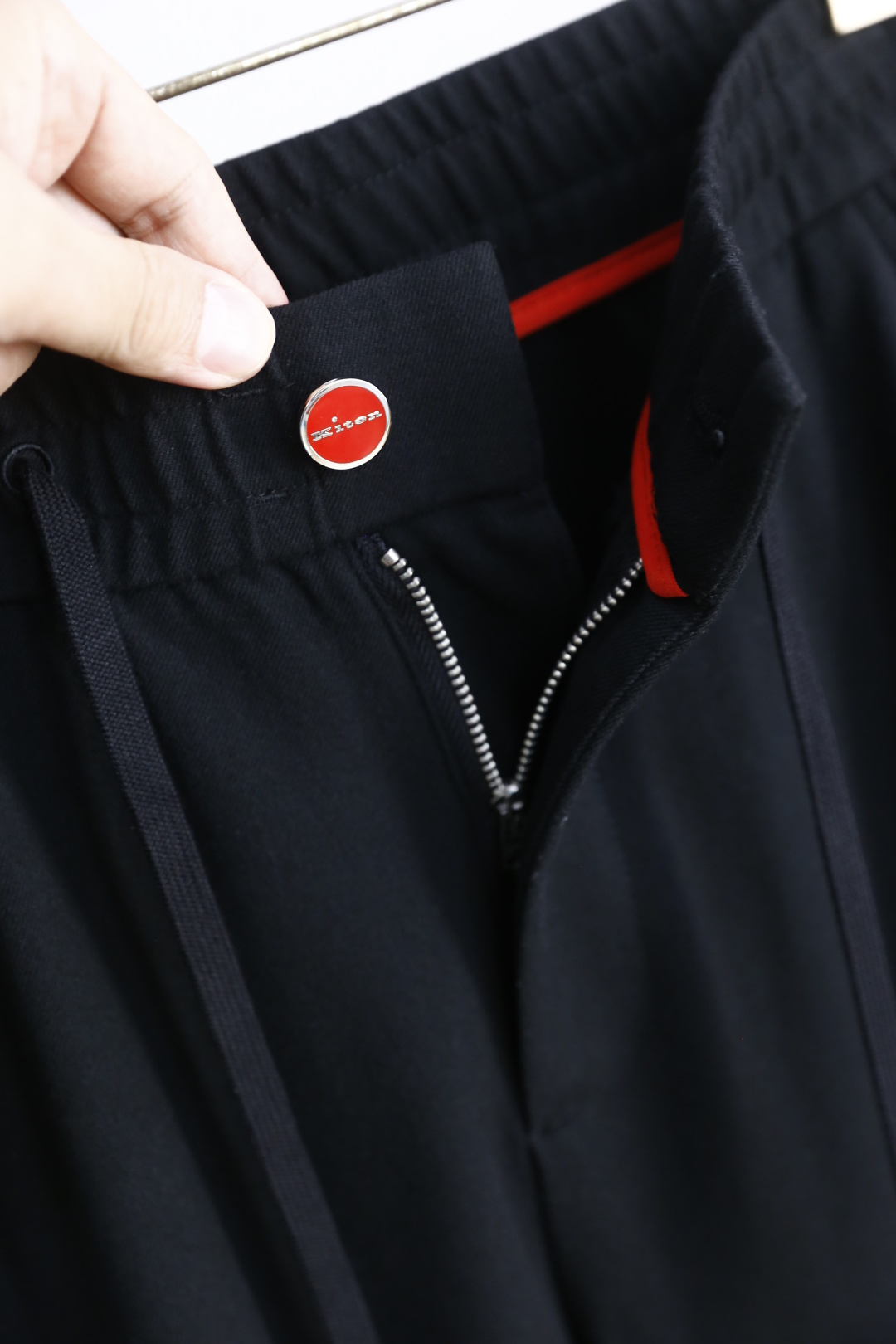 🔥kiton.
秋季新品🆕男士时尚百搭休闲裤！采用进口舒适羊毛混纺面料，奢华经典品牌LOGO设计 上身随