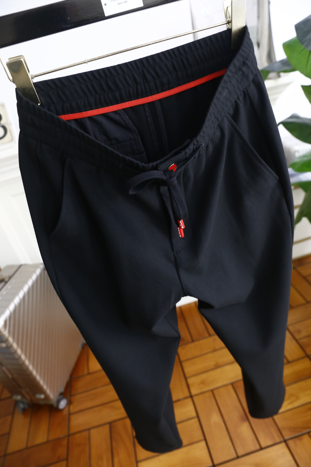 🔥kiton.
秋季新品🆕男士时尚百搭休闲裤！采用进口舒适羊毛混纺面料，奢华经典品牌LOGO设计 上身随