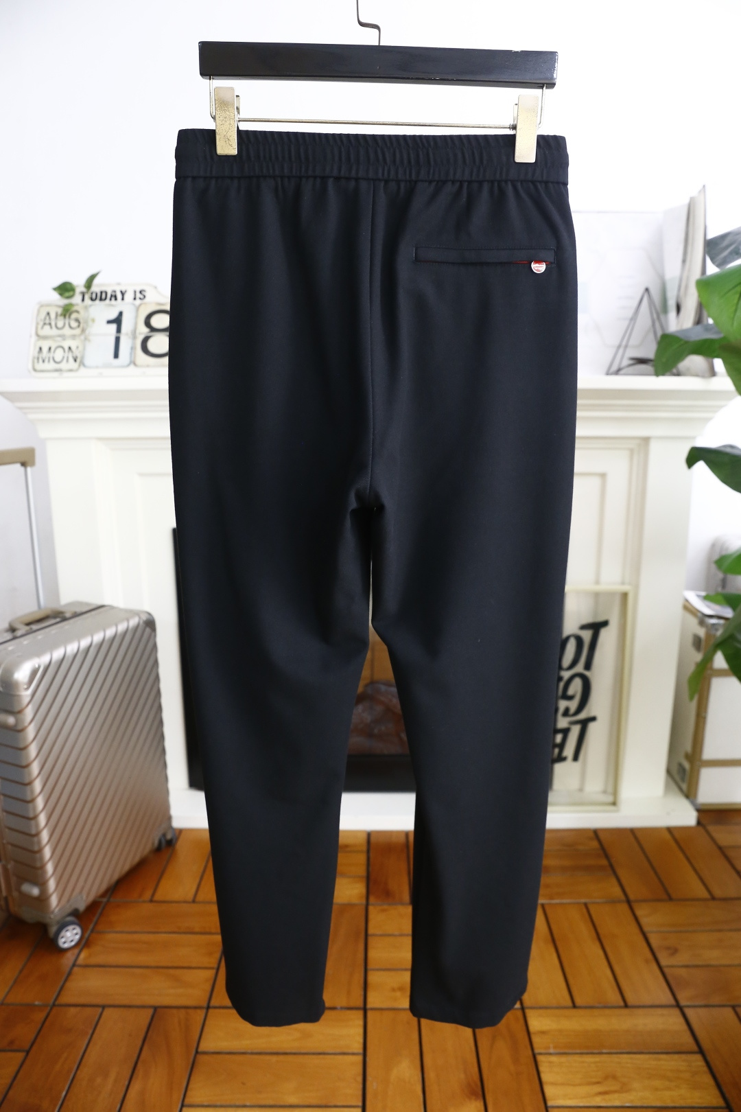 🔥kiton.
秋季新品🆕男士时尚百搭休闲裤！采用进口舒适羊毛混纺面料，奢华经典品牌LOGO设计 上身随