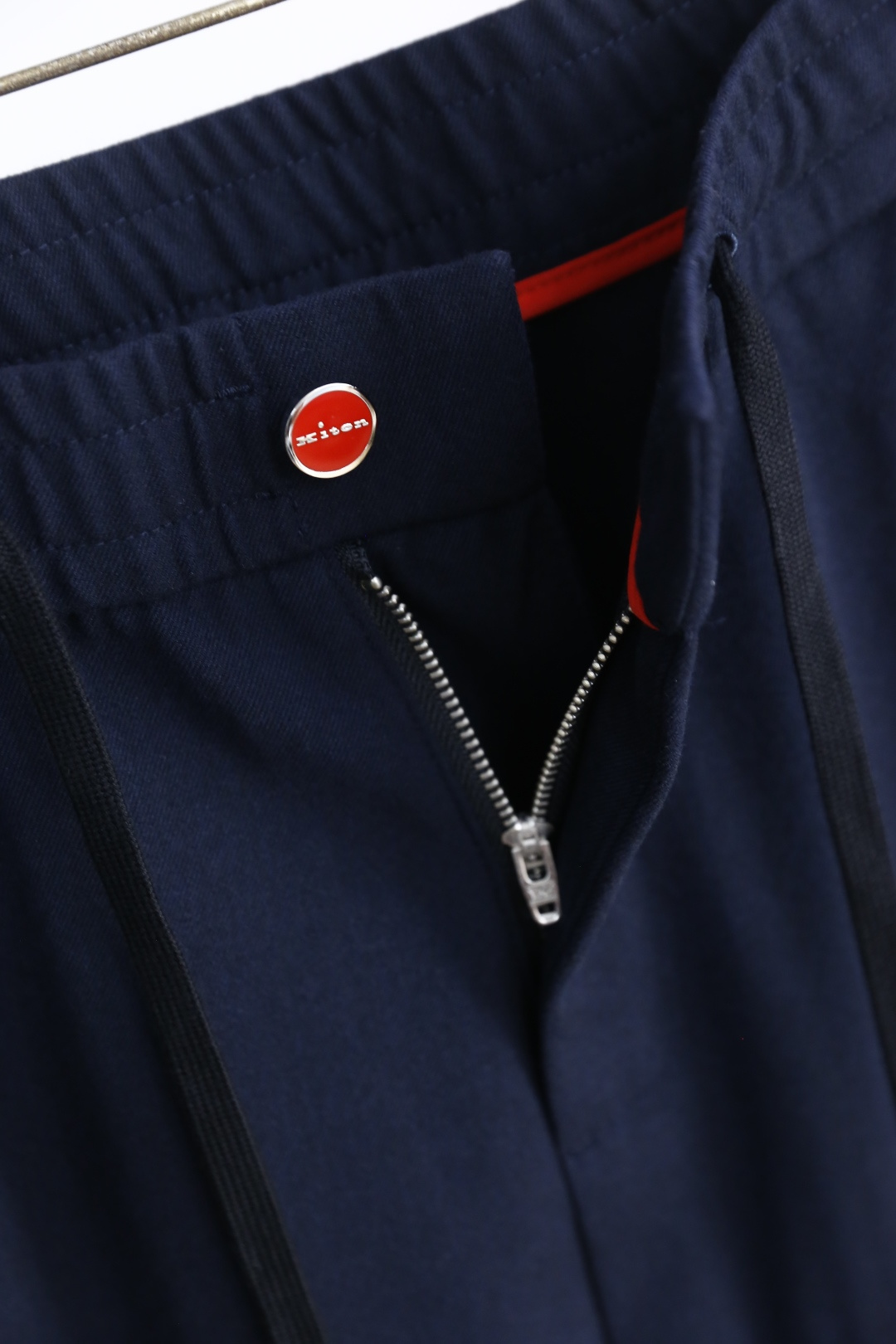 🔥kiton.
秋季新品🆕男士时尚百搭休闲裤！采用进口舒适羊毛混纺面料，奢华经典品牌LOGO设计 上身随