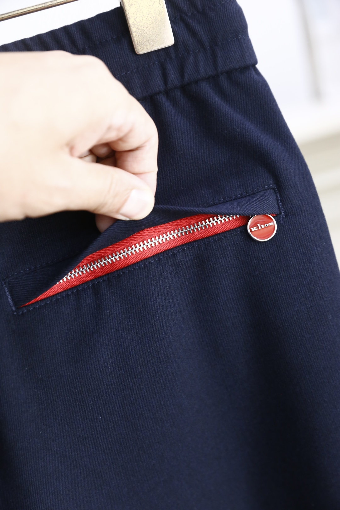 🔥kiton.
秋季新品🆕男士时尚百搭休闲裤！采用进口舒适羊毛混纺面料，奢华经典品牌LOGO设计 上身随