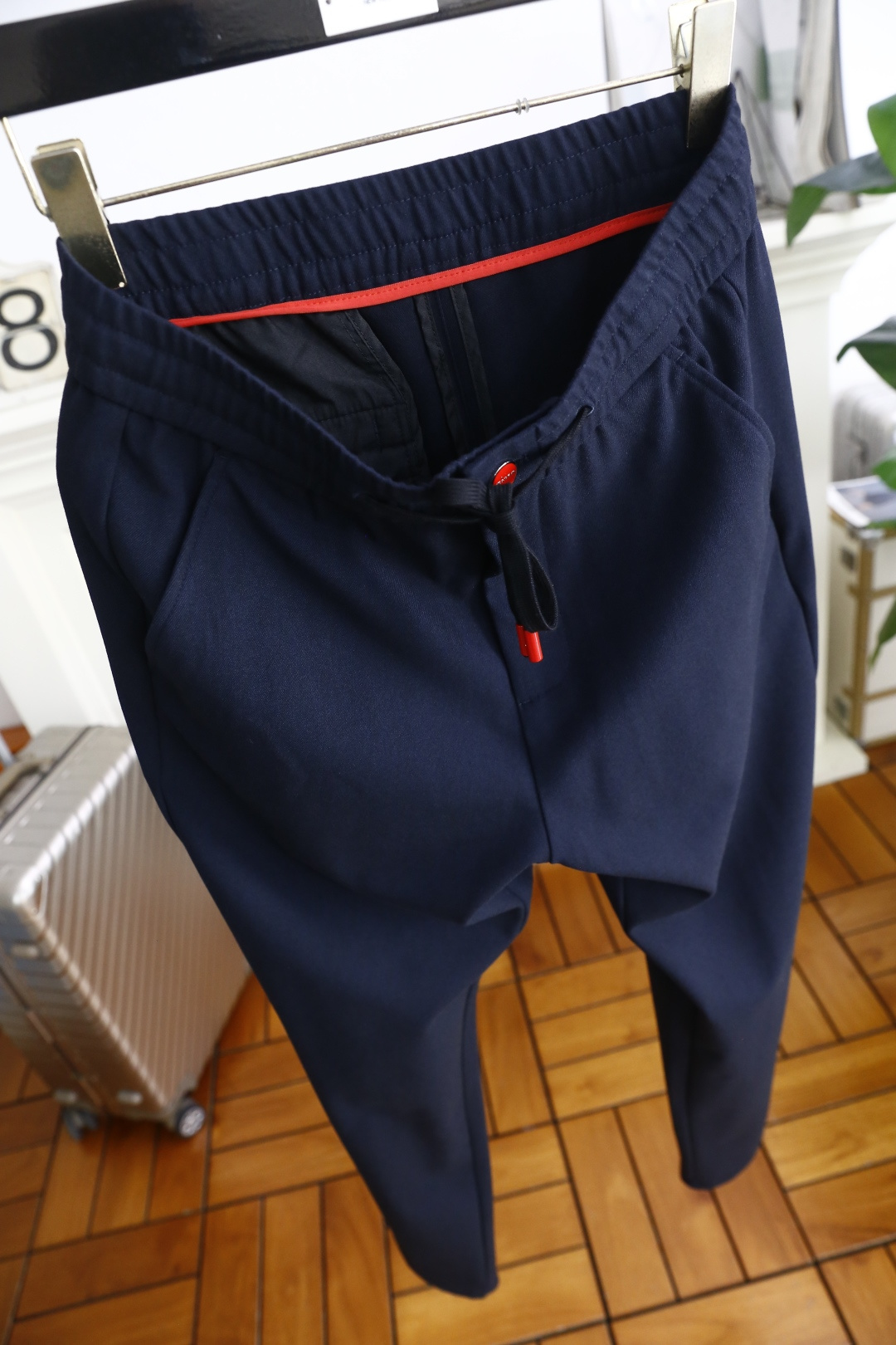 🔥kiton.
秋季新品🆕男士时尚百搭休闲裤！采用进口舒适羊毛混纺面料，奢华经典品牌LOGO设计 上身随