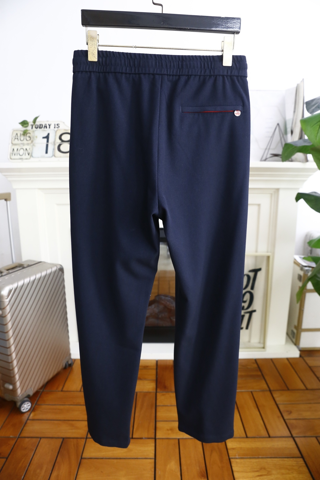 🔥kiton.
秋季新品🆕男士时尚百搭休闲裤！采用进口舒适羊毛混纺面料，奢华经典品牌LOGO设计 上身随