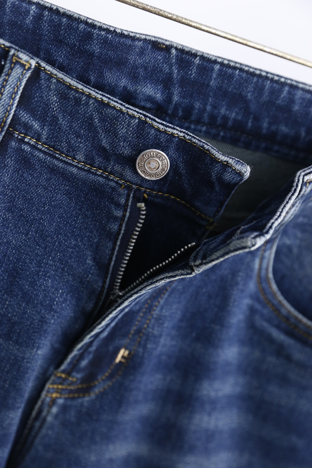 🔥TF.
季新品时尚男士牛仔裤👖采用客供水洗弹力牛仔裤！奢华经典品牌Logo标志彰显品牌特征，时尚潮流因