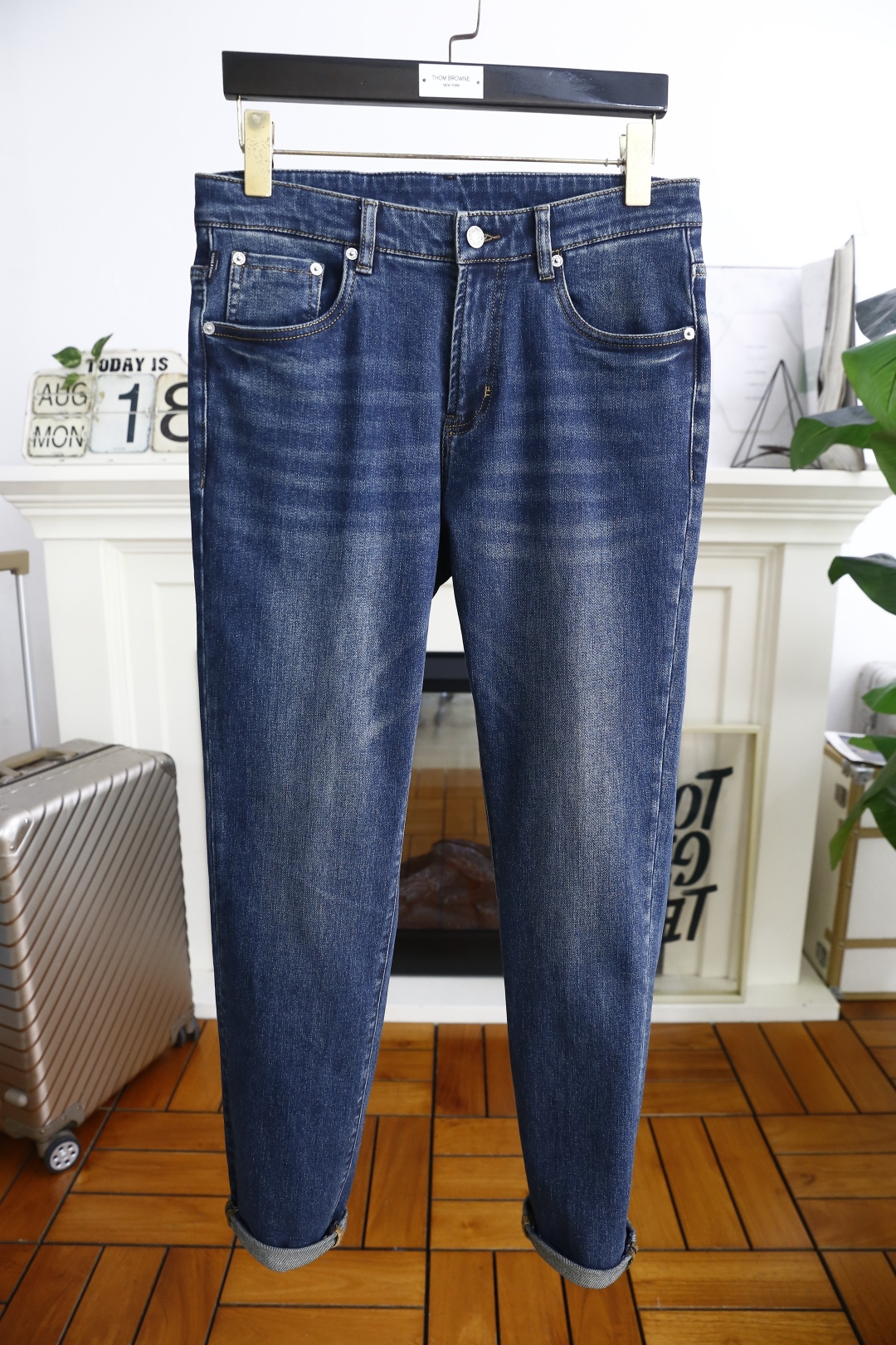 NO:513710,TF. 26 autumn new fashion men's jeans are made of customer-supply washable stretch jeans!  The luxury and classic brand logo highlights the brand characteristics, and fashion trends have therefore become one of the biggest selling points and are extremely cost-effective. There is no confusion or trouble of color conflict. Such a rich high-end jeans are absolutely fashionable, casual and versatile!  A must-have for trendy men!  Counter sizes 30-38, 35/37!  Shipping the next day!  ,tom ford,jeans,alexander wang19860909TF. 26秋季新品时尚男士牛仔裤采用客供水洗弹力牛仔裤！奢华经典品牌Logo标志彰显品牌特征,时尚潮流因此已成为最大卖点之一而性价比又极高,没有颜色冲突的困惑或困扰,这么一款丰富内练高端牛仔裤,绝对时尚休闲百搭款！潮男必备！专柜尺码30-38,有35/无37！隔天出货！,,tom ford,jeans,alexander wang,Men's clothing