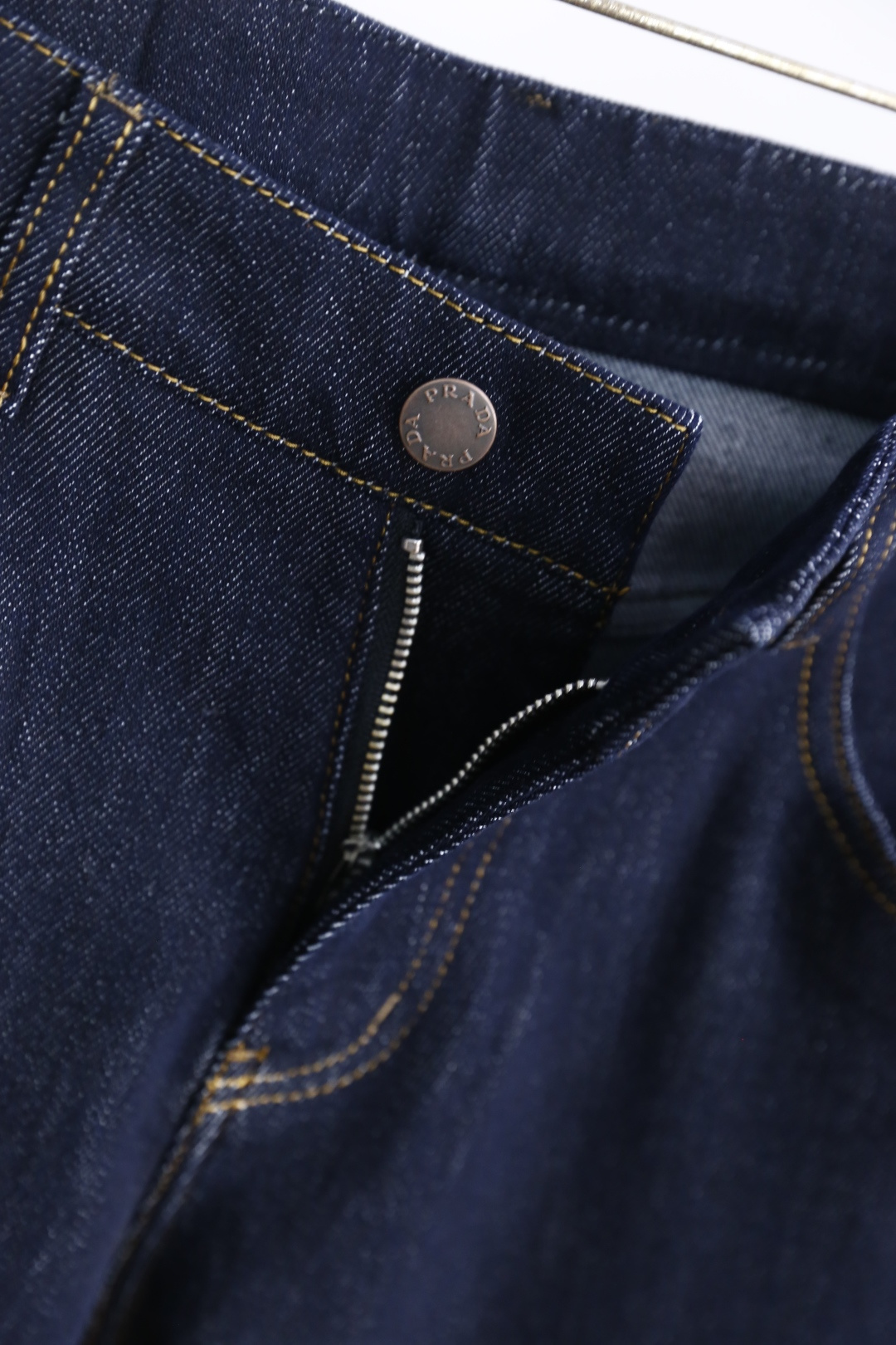 🔥普拉*/Pr*da.
26早秋新品时尚男士牛仔裤👖采用客供水洗弹力牛仔裤！奢华经典品牌Logo标志彰显