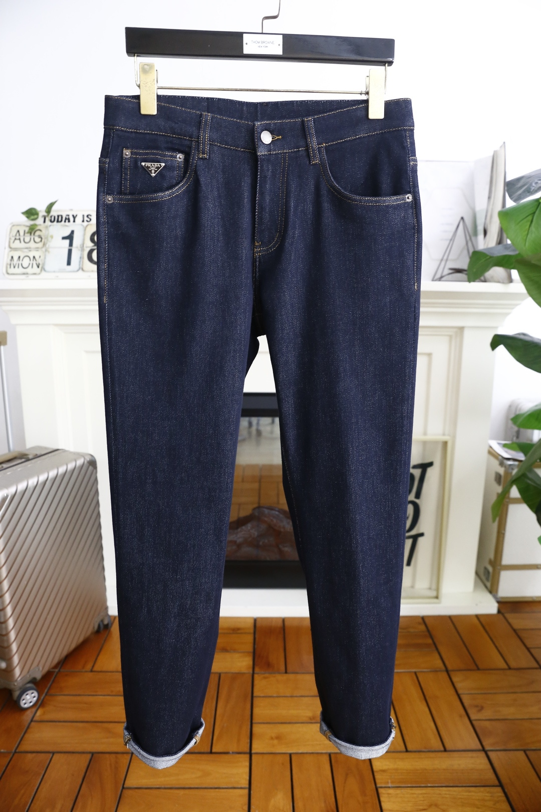 NO:513707,Pula*/Pr*da. 26 early autumn new fashion men's jeans are made of customer-supplied stretch jeans!  The luxury and classic brand logo highlights the brand characteristics, and fashion trends have therefore become one of the biggest selling points and are extremely cost-effective. There is no confusion or trouble of color conflict. Such a rich high-end jeans are absolutely fashionable, casual and versatile!  A must-have for trendy men!  Counter sizes 30-38, 35/37!  Shipping the next day!  ,prada,jeans,alexander wang19860909普拉*/Pr*da. 26早秋新品时尚男士牛仔裤采用客供水洗弹力牛仔裤！奢华经典品牌Logo标志彰显品牌特征,时尚潮流因此已成为最大卖点之一而性价比又极高,没有颜色冲突的困惑或困扰,这么一款丰富内练高端牛仔裤,绝对时尚休闲百搭款！潮男必备！专柜尺码30-38,有35/无37！隔天出货！,,prada,jeans,alexander wang,Men's clothing