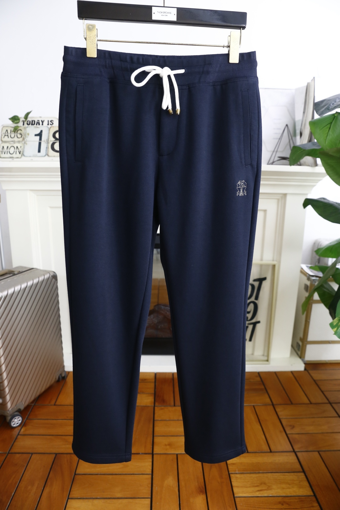 NO:513701,Brunello Cucinelli. 2026 early autumn new men's casual pants!  It uses imported comfortable fabrics, luxurious and classic brand LOGO design, and the upper body is casual and comfortable!  Elastic waist casual and versatile style without restraint!  The same product for overseas European counters, the upper body is fashionable and sporty, very low-key and luxurious!  The stitching of the turner is delicate and strong!  Perfect three-dimensional tailoring, highly recommend buying the product!  Counter sizes 48-58, shipped the next day!  brunello cucinelli alexander wang19860909Brunello Cucinelli. 2026早秋新款男士休闲裤！采用进口舒适面料,奢华经典品牌LOGO设计 上身随意舒服！松紧腰休闲百搭款无束缚感！海外欧洲专柜同品,上身时尚运动显时尚,很低调且不失奢华品味！车工缝线细致而强悍！完美立体剪裁,强烈推荐购入货色！专柜尺码48-58,隔天出货！,,brunello cucinelli,alexander wang,Men's clothing