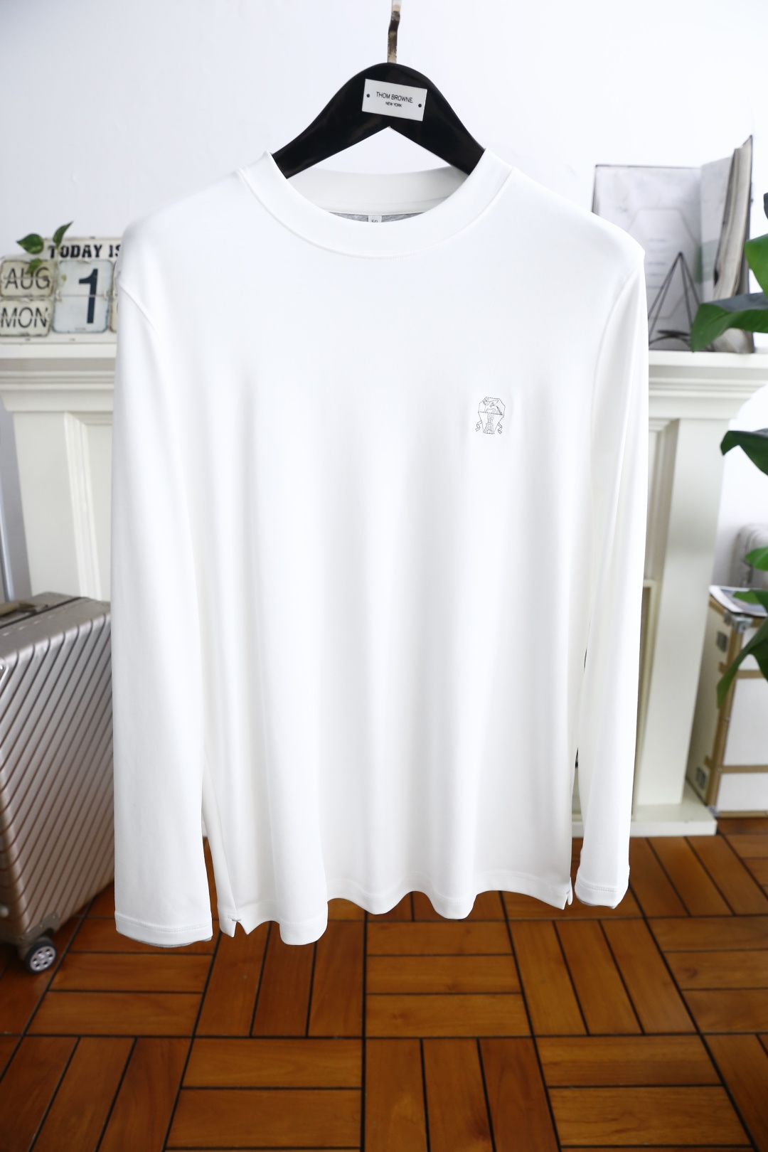 NO:513705,Brunello Cucinelli. 2026 early autumn new fashion men's round neck base shirt with luxurious classic LOGO design on the chest!  It definitely stands the test of time!  !  It uses high-end modal fabric and super comfortable fabric, which is very classy and must be purchased if you understand the goods!  The style and tailoring are slim styles, which are very exquisite, showing aura and highlighting the exquisiteness of business men. This is the unique feature, the right slim fit, and the upper body effect is very good!  Counter size M-3XL, shipped the next day!  brunello cucinelli alexander wang19860909Brunello Cucinelli. 2026早秋新品时尚男士圆领打底衫胸前奢华经典LOGO设计！绝对经得起时间的考验！！采用高档莫代尔面料,超舒适面料,非常显档次懂货的必须入！版型剪裁属于修身款 非常精致,显气场,又会凸显商务男士的精致,这就是独到之处,恰到好处的修身,上身效果非常赞！专柜尺码M-3XL,隔天出货！,,brunello cucinelli,alexander wang,Men's clothing