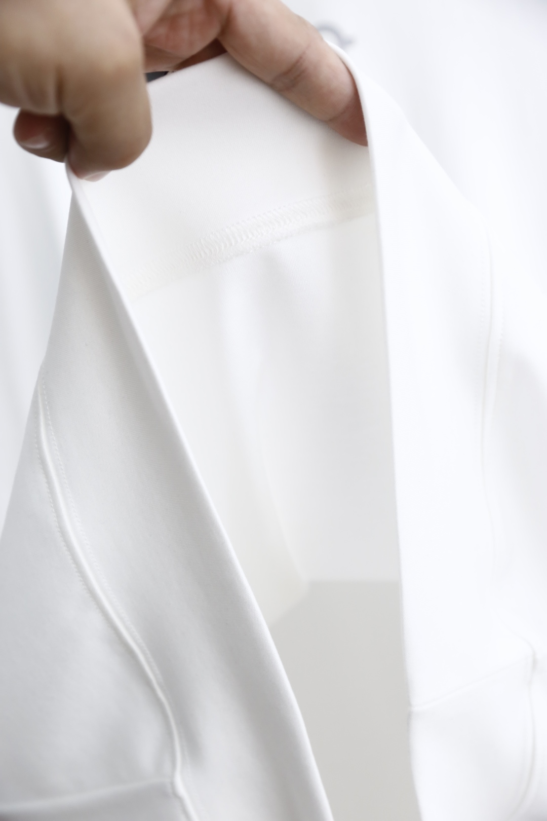 🔥罗意威.
早秋新品打底短袖🆕男士百搭款短袖！采用进口舒适莫代尔棉面料👍衣橱里不可或缺的百搭利器，市面罕