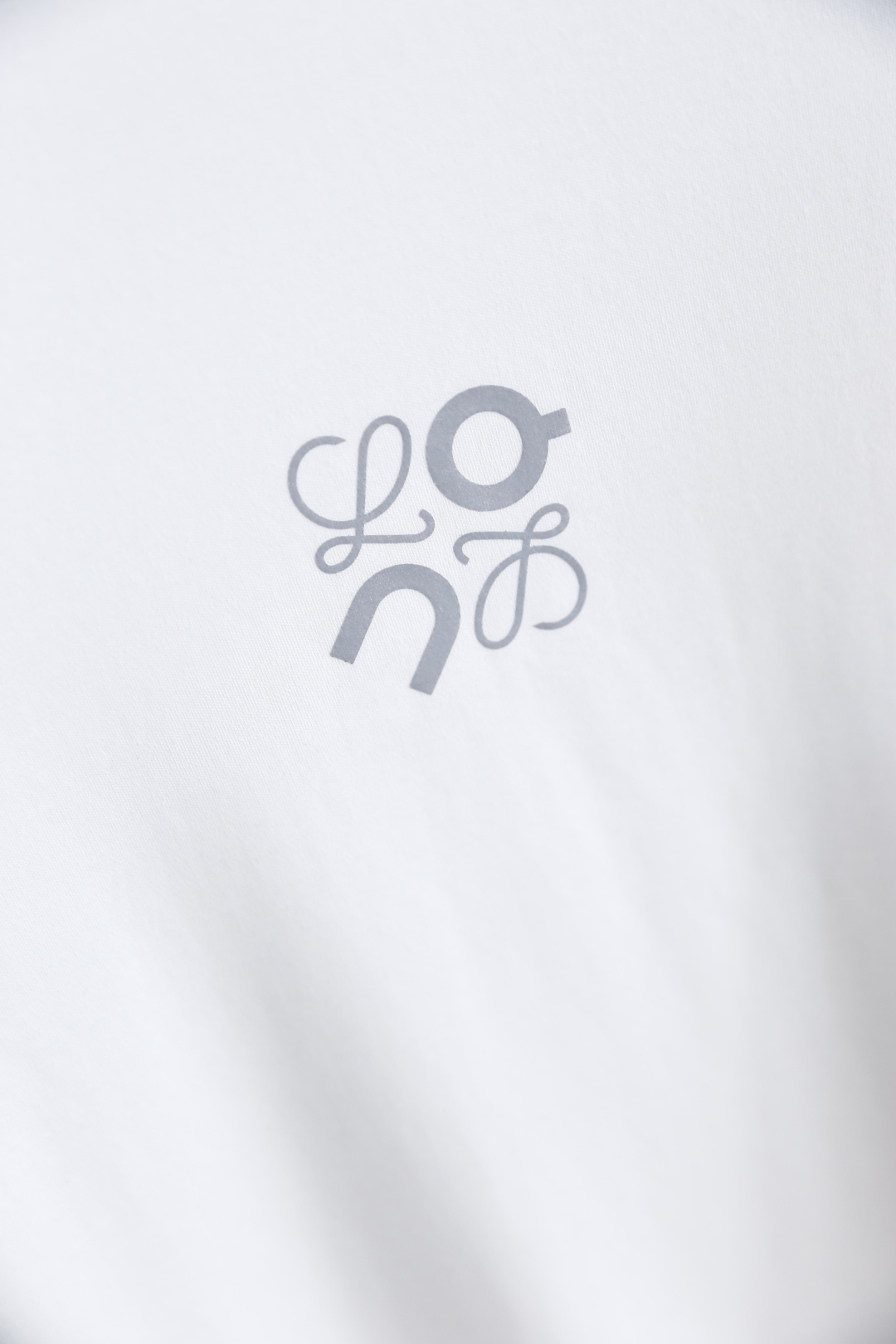 🔥罗意威.
早秋新品打底短袖🆕男士百搭款短袖！采用进口舒适莫代尔棉面料👍衣橱里不可或缺的百搭利器，市面罕