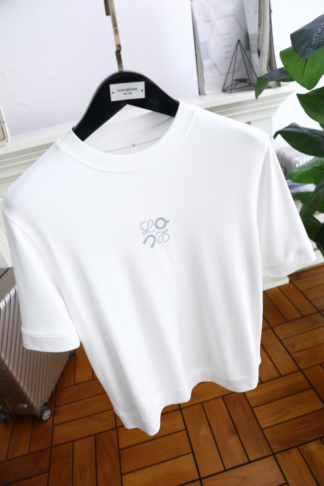 🔥罗意威.
早秋新品打底短袖🆕男士百搭款短袖！采用进口舒适莫代尔棉面料👍衣橱里不可或缺的百搭利器，市面罕