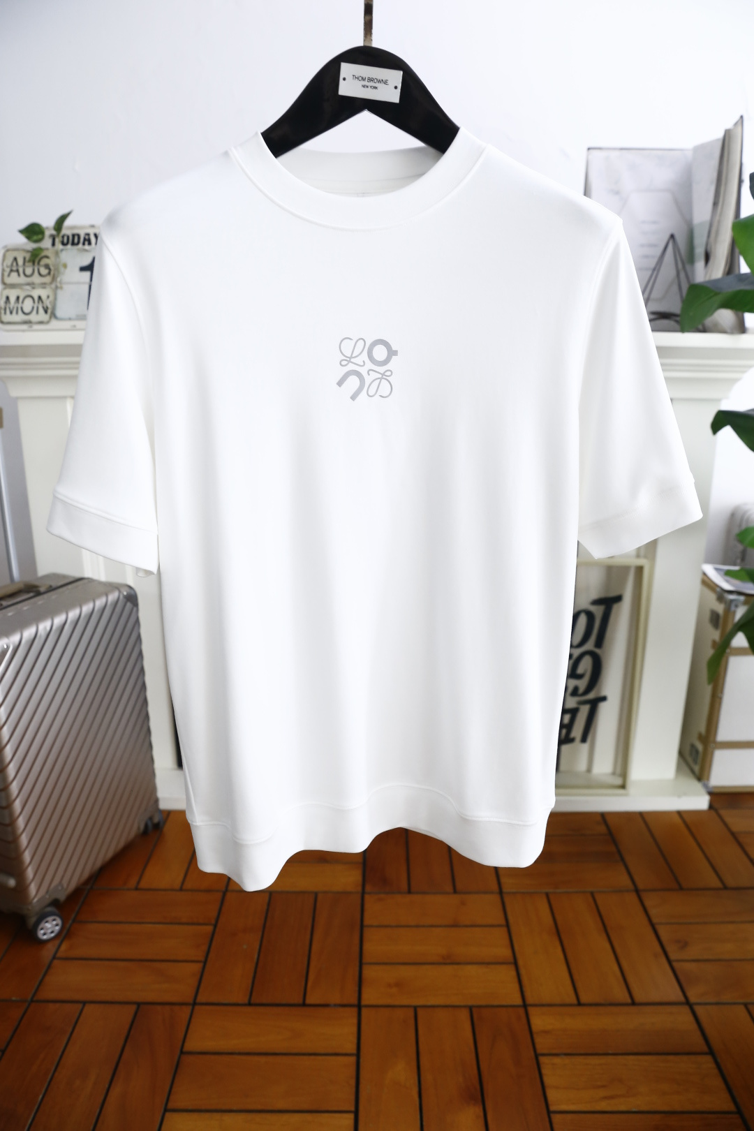 NO:513699,Luo Yiwei. 2026 early autumn new product base short-sleeved men's versatile short-sleeved short-sleeved!  It is an indispensable versatile tool in the wardrobe of imported comfortable modal cotton fabric. It is rare in the market, soft and skin-friendly, and a classic luxury brand logo design. It has its own recognition. It boasts identity and is both internal and external. It combines warmth and comfort, has excellent skin-friendliness, and is beautiful in color matching, which perfectly interprets the urban masculine temperament!  !  Essential counter sizes for autumn and winter are 48-56, shipped the next day!  ,loewe,T-shirt,alexander wang19860909罗意威. 2026早秋新品打底短袖男士百搭款短袖！采用进口舒适莫代尔棉面料衣橱里不可或缺的百搭利器,市面罕见类型,柔软亲肤,奢华品牌经典logo设计 自带辨识度 标榜身份,内外兼修 集保暖与舒适于一身,亲肤感极佳,配色日常又好看,完美诠释都市型男气质！！秋冬必备专柜尺码48-56,隔天出货！,,loewe,T-shirt,alexander wang,Men's clothing