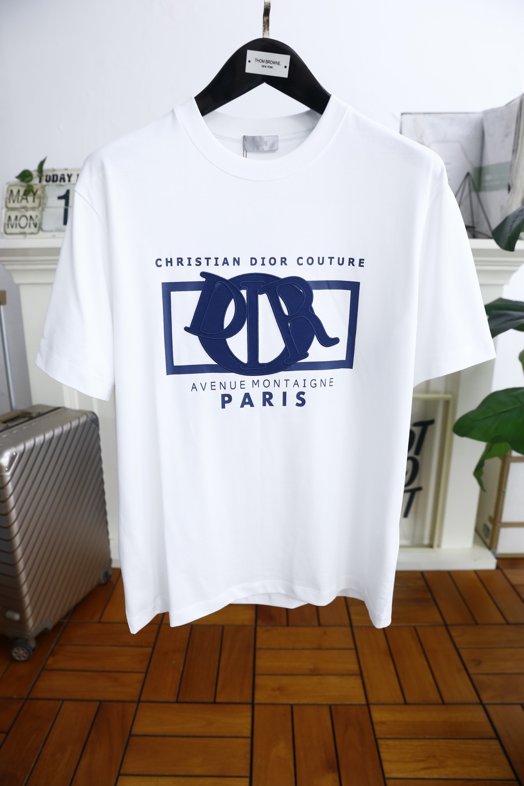 NO:513719,Dior/Christian D*or. 2025 summer men's round neck short sleeves, luxury brand letter LOGO logo on the chest, you can appreciate the youthfulness and fashion sense brought by this design!  The overall style is fashionable and trendy, using comfortable mercerized cloud cotton fabric, soft, skin-friendly and breathable, and has a very crisp and drape feeling. The upper body is fashionable and fashionable, and it is a must-have item for trendy men!  Counter size 46-56, shipped the next day!  ,dior,T-shirt,alexander wang19860909迪奥/Christian D*or. 2025夏季男士圆领短袖胸前奢华品牌字母LOGO标识标注上身就能体会这款设计带来的年轻与时尚感！整体时尚而有潮流,采用舒适丝光云朵棉面料 柔软亲肤透气 ,又有很好的挺括 垂感 上身时尚潮流色系,潮男必备单品！专柜尺码46-56,隔天出货！,,dior,T-shirt,alexander wang,Men's clothing