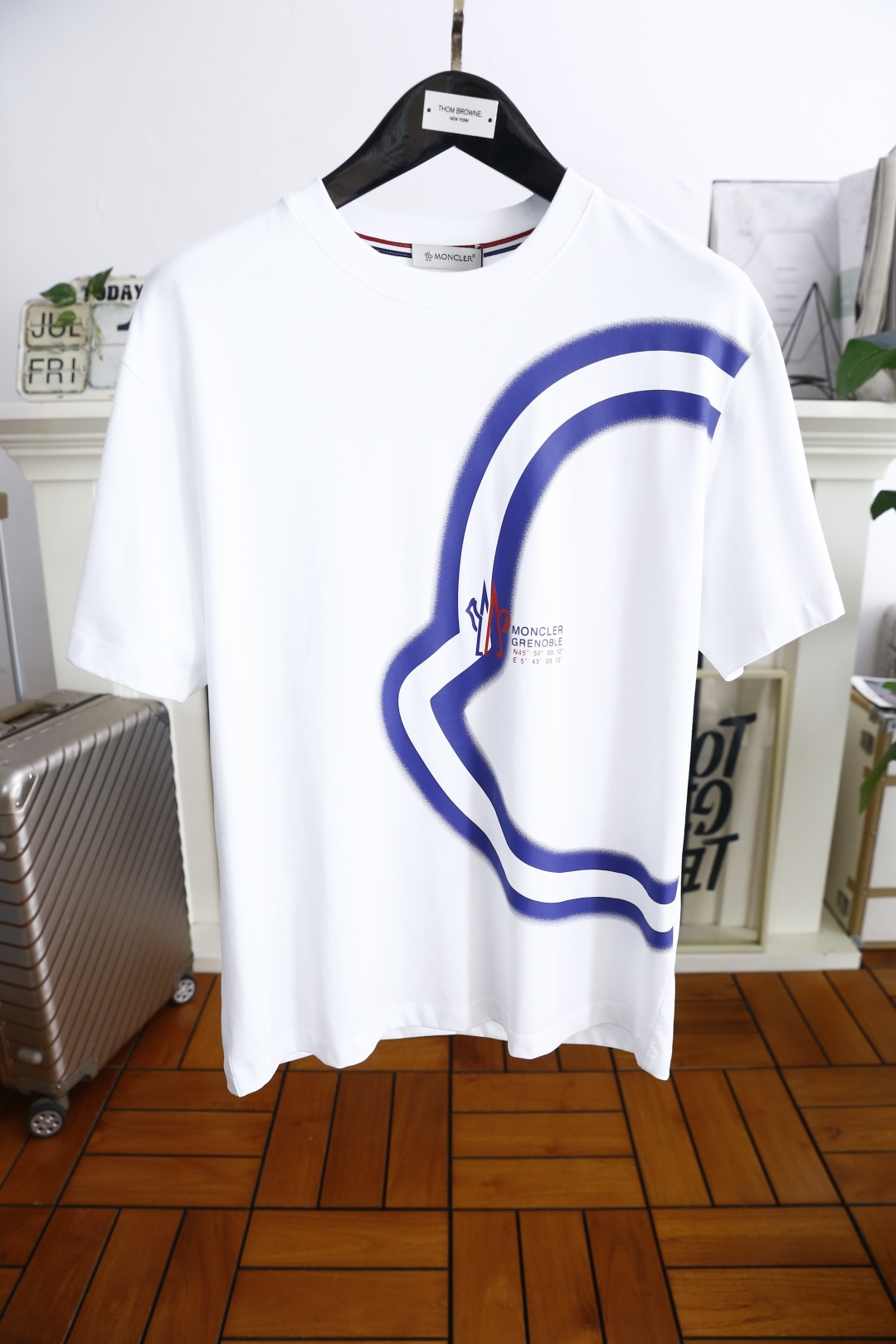 NO:513716,The 2025 summer men's round neck short sleeves, luxury brand LOGO logo on the upper body, you can experience the youthfulness and fashion sense brought by this design!  The overall style is fashionable and trendy, using comfortable cloud cotton fabric, soft, skin-friendly and breathable, and has a very crisp and drooping feeling. The upper body is fashionable and fashionable, and it is a must-have item for trendy men!  Counter size 48-56, shipped the next day!  , Moncler, T-shirt, alexander wang19860909蒙口/Mo*cler. 2025夏季男士圆领短袖胸前奢华品牌LOGO标识标注上身就能体会这款设计带来的年轻与时尚感！整体时尚而有潮流,采用舒适云朵棉面料 柔软亲肤透气 ,又有很好的挺括 垂感 上身时尚潮流色系,潮男必备单品！专柜尺码48-56,隔天出货！,,Moncler,T-shirt,alexander wang,Men's clothing